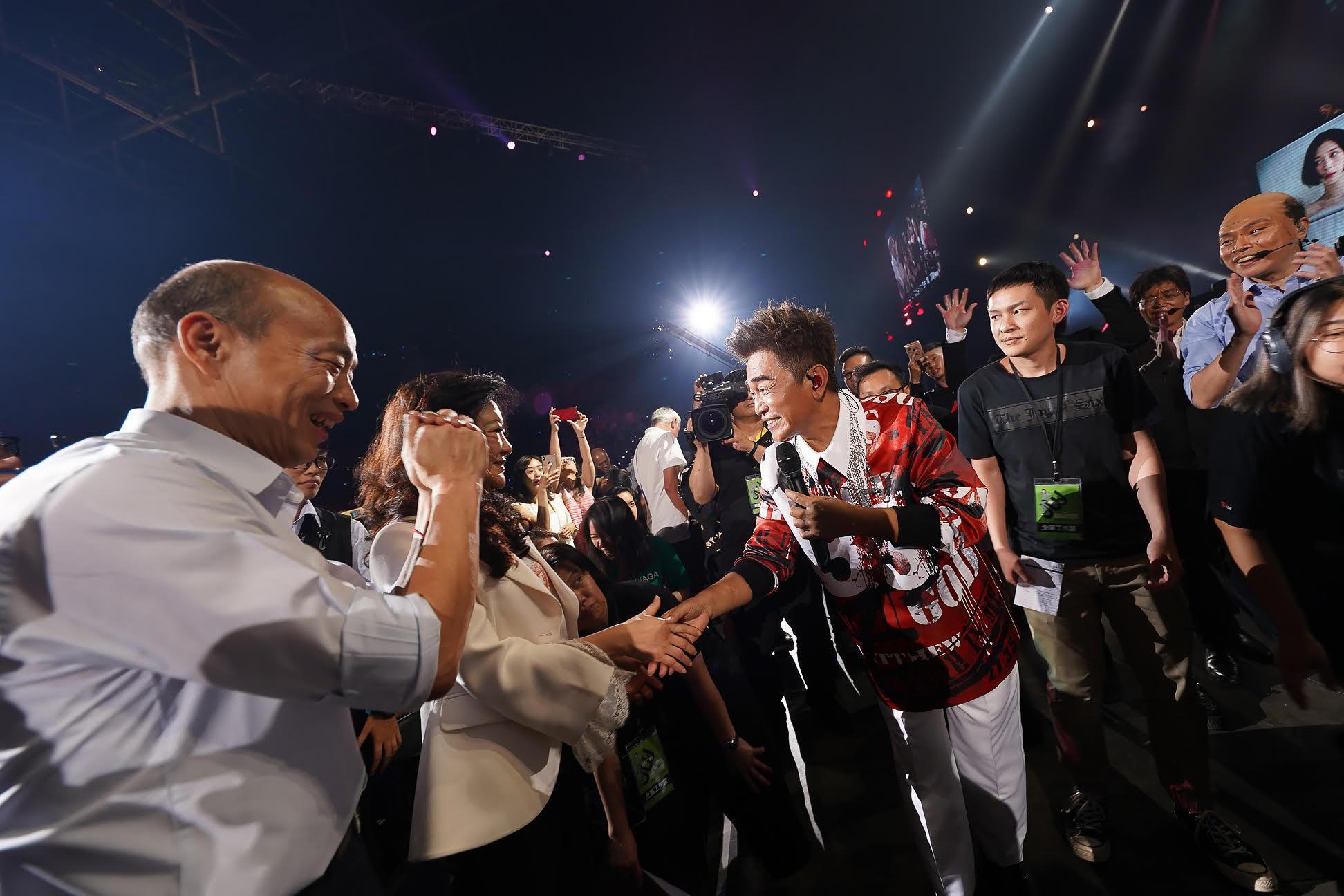 高雄市長韓國瑜（左一）參加了吳宗憲在19日舉辦的高雄演唱會。（華貴娛樂提供）