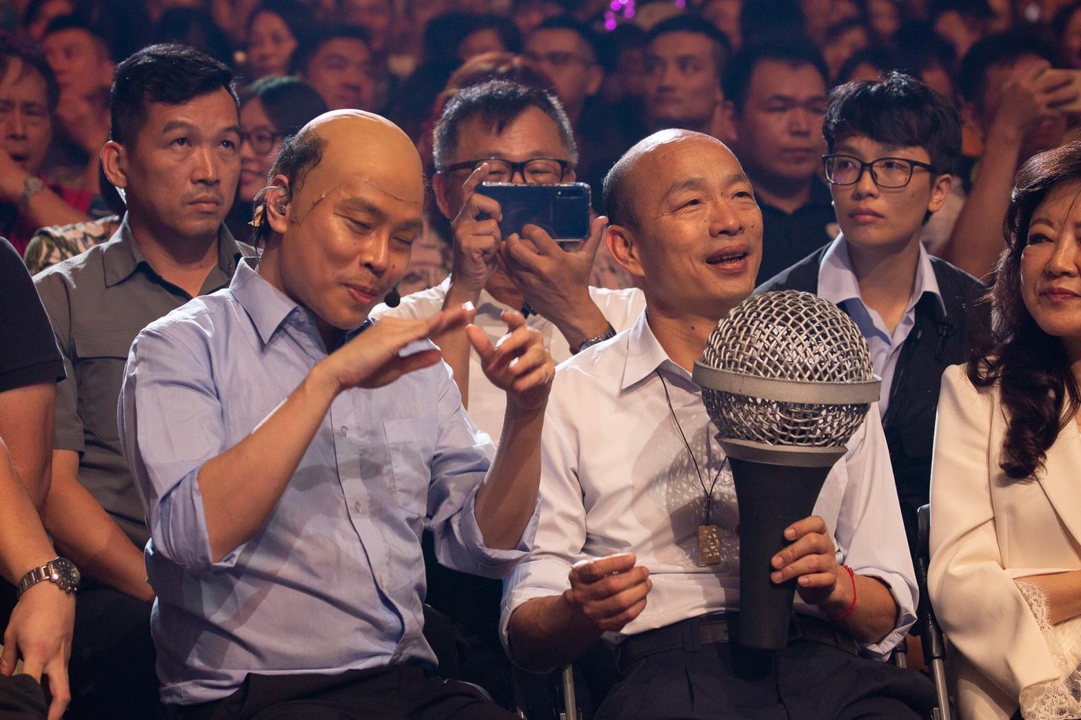卡古（左）模仿高雄市長韓國瑜，與本尊坐在一起形成有趣畫面。（華貴娛樂提供）