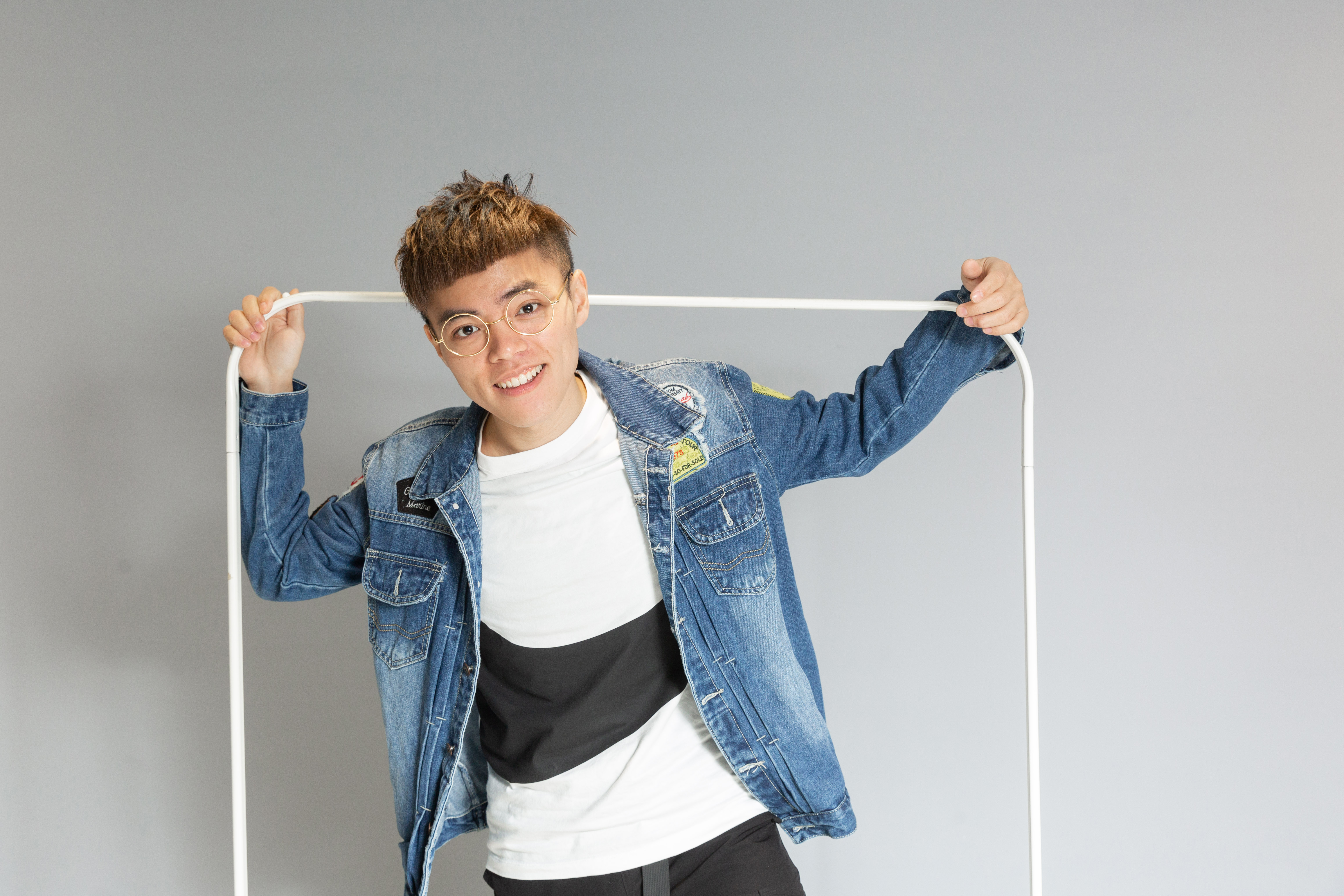 海產最為人所知的身分是綜藝節目的諧星，但他會創作，經營網路社群也相當出色。