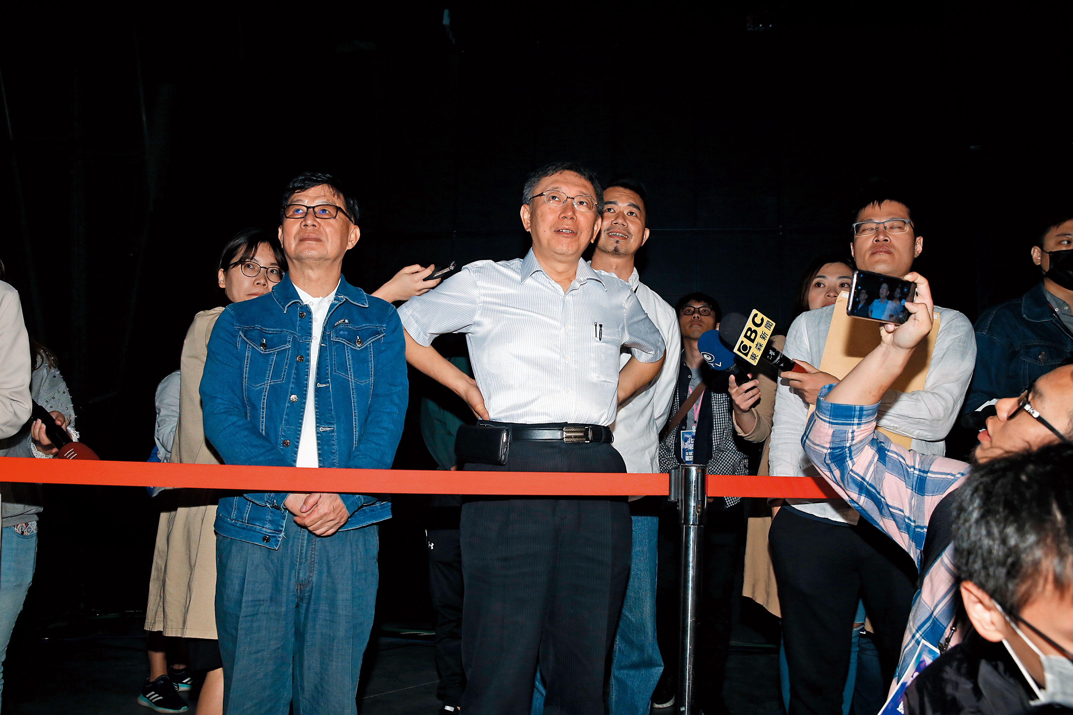 台北市長柯文哲(前右)視察北流,並於場外親自進行噪音檢測。
