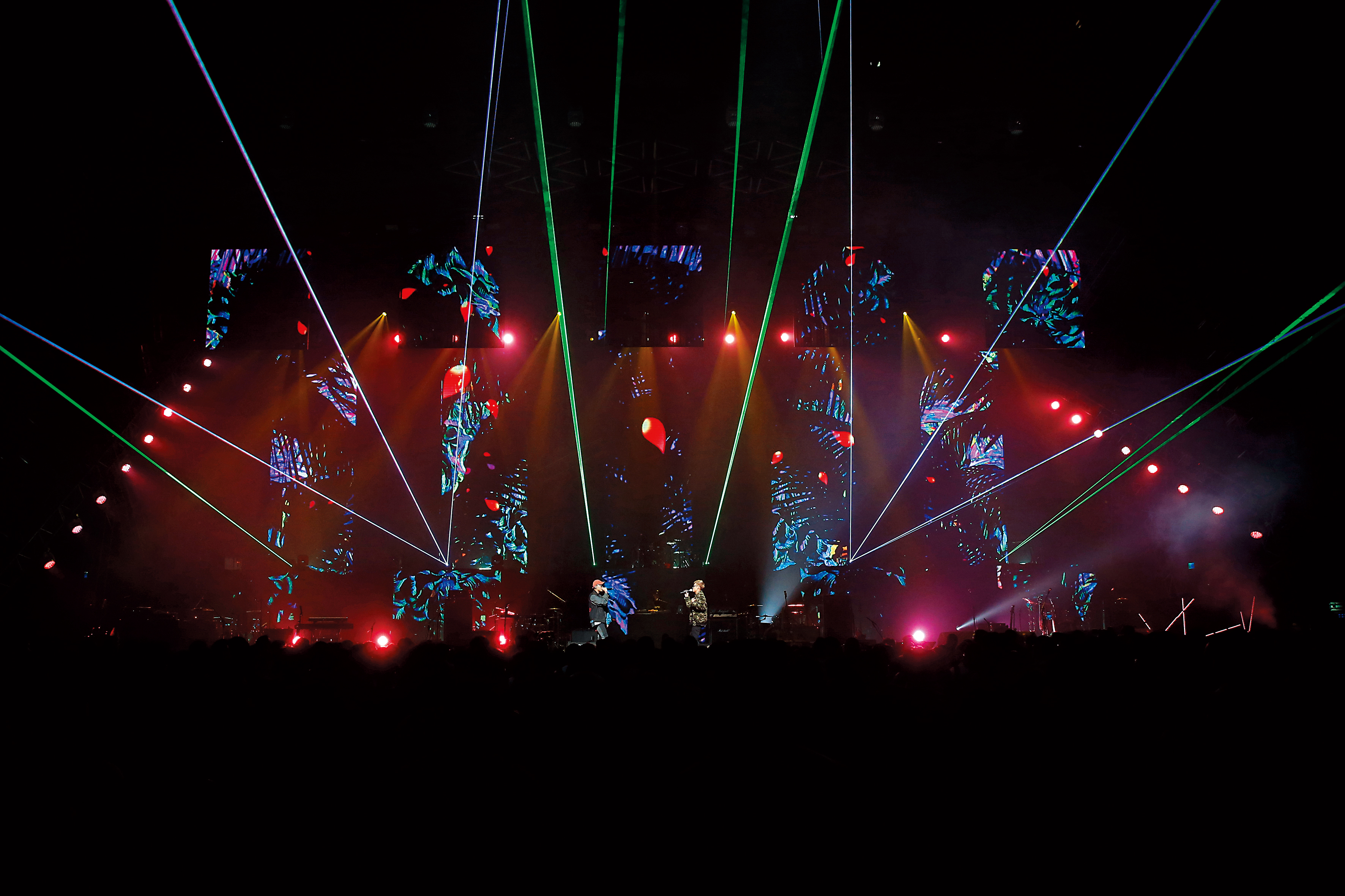 北流4月底進行場館測試，舞台燈光、音響效果十足，茄子蛋、滅火器等樂團吸引千餘觀眾搶當一日測試員。（北流提供）