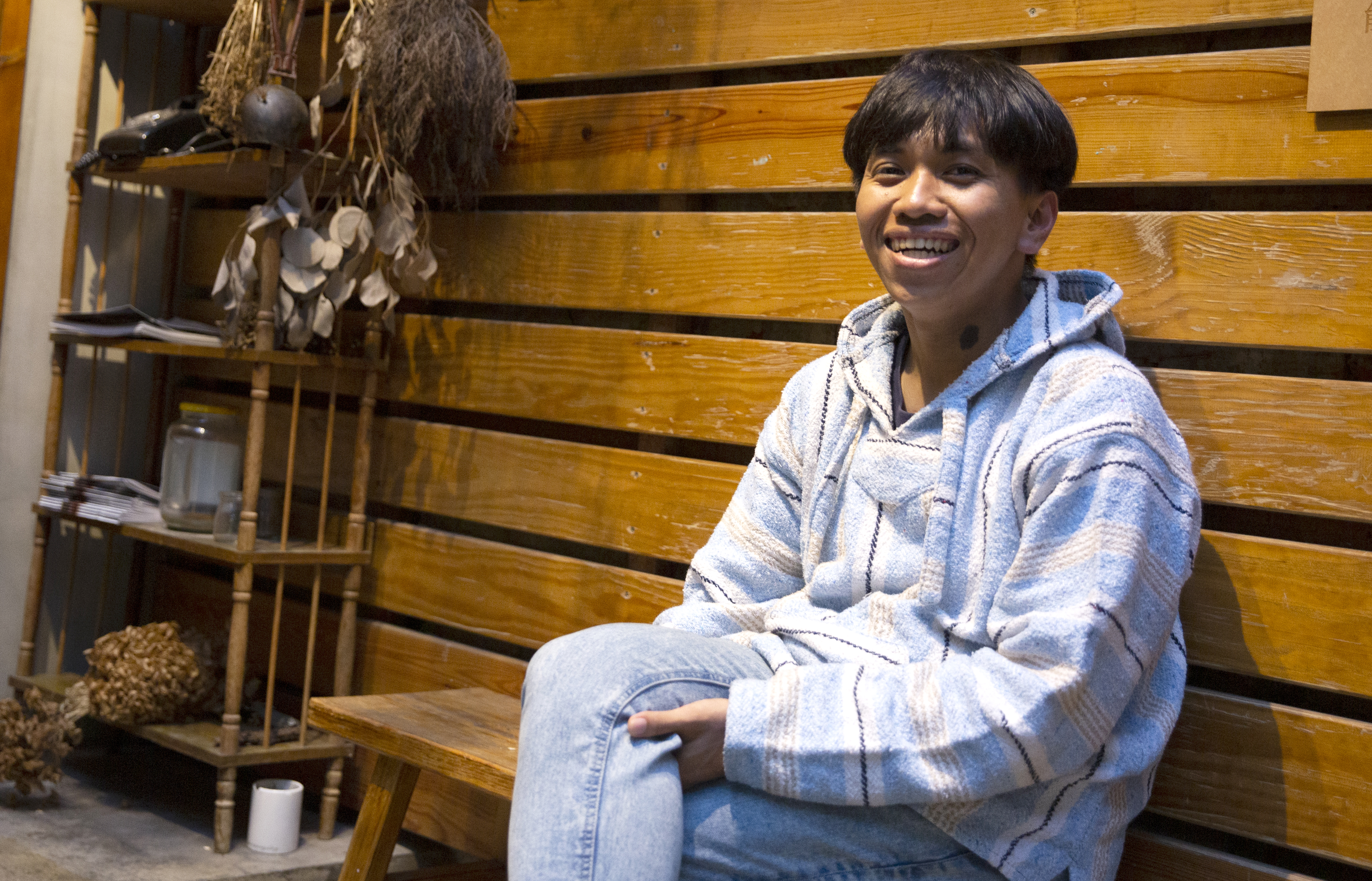 阿拉斯從小在部落長大，他很懷念童年時山區開闊的景觀。