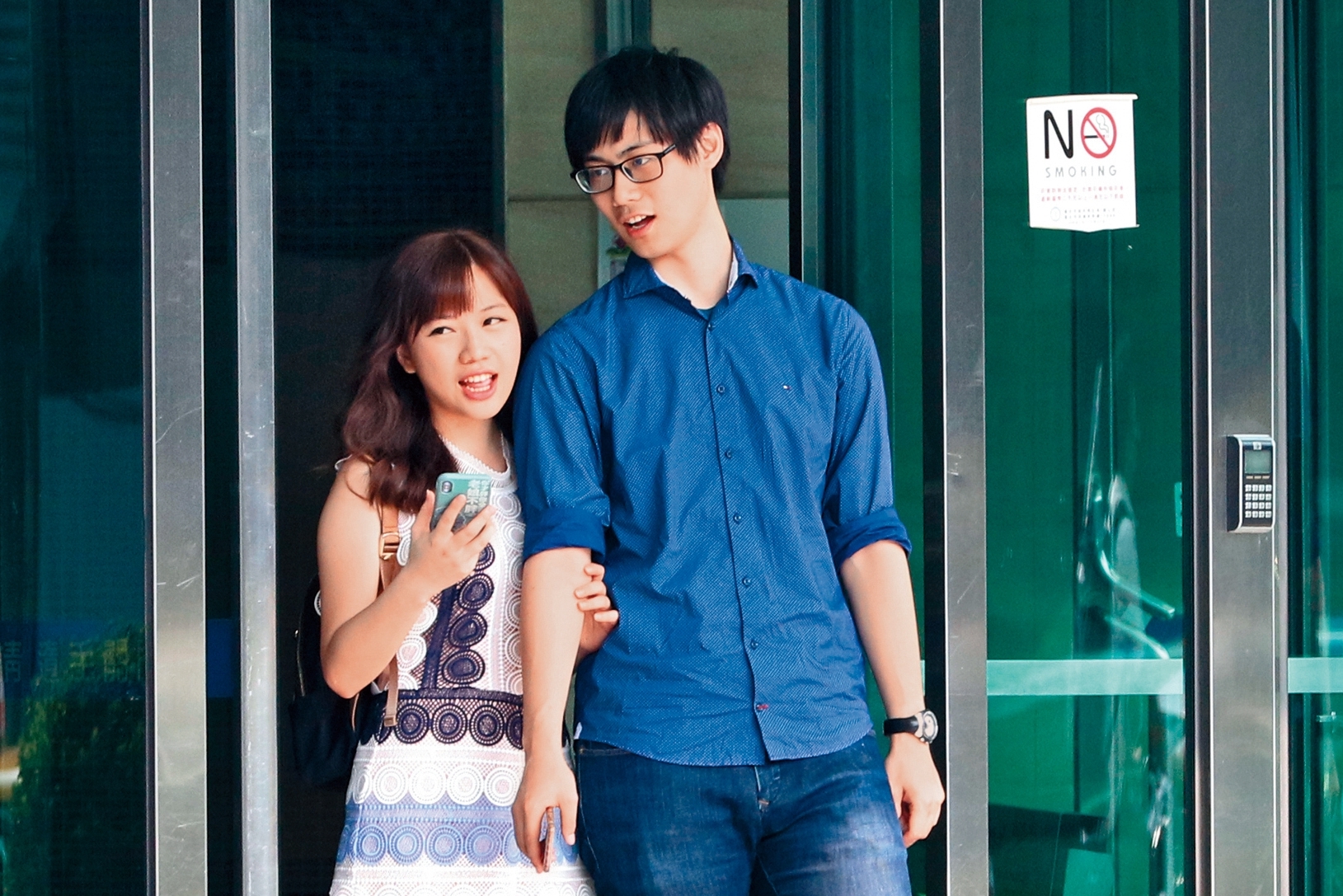 5/14 15:35 蔡尚樺（左）結束工作後，E奶緊貼著男友，親暱地一同離開大樓。