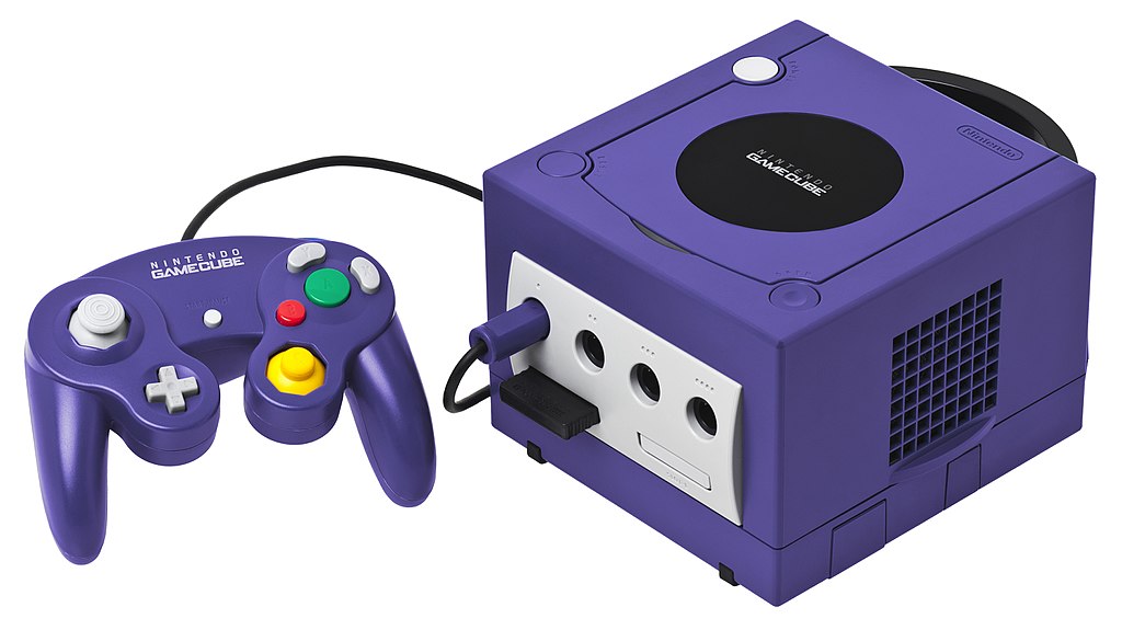 讓不少老玩家愛不釋手的任天堂「GameCube」主機。（圖片來源：Wiki 百科）