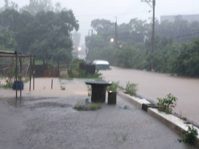  林口小巴受困深約150公分的積水中。（新北市消防局提供）