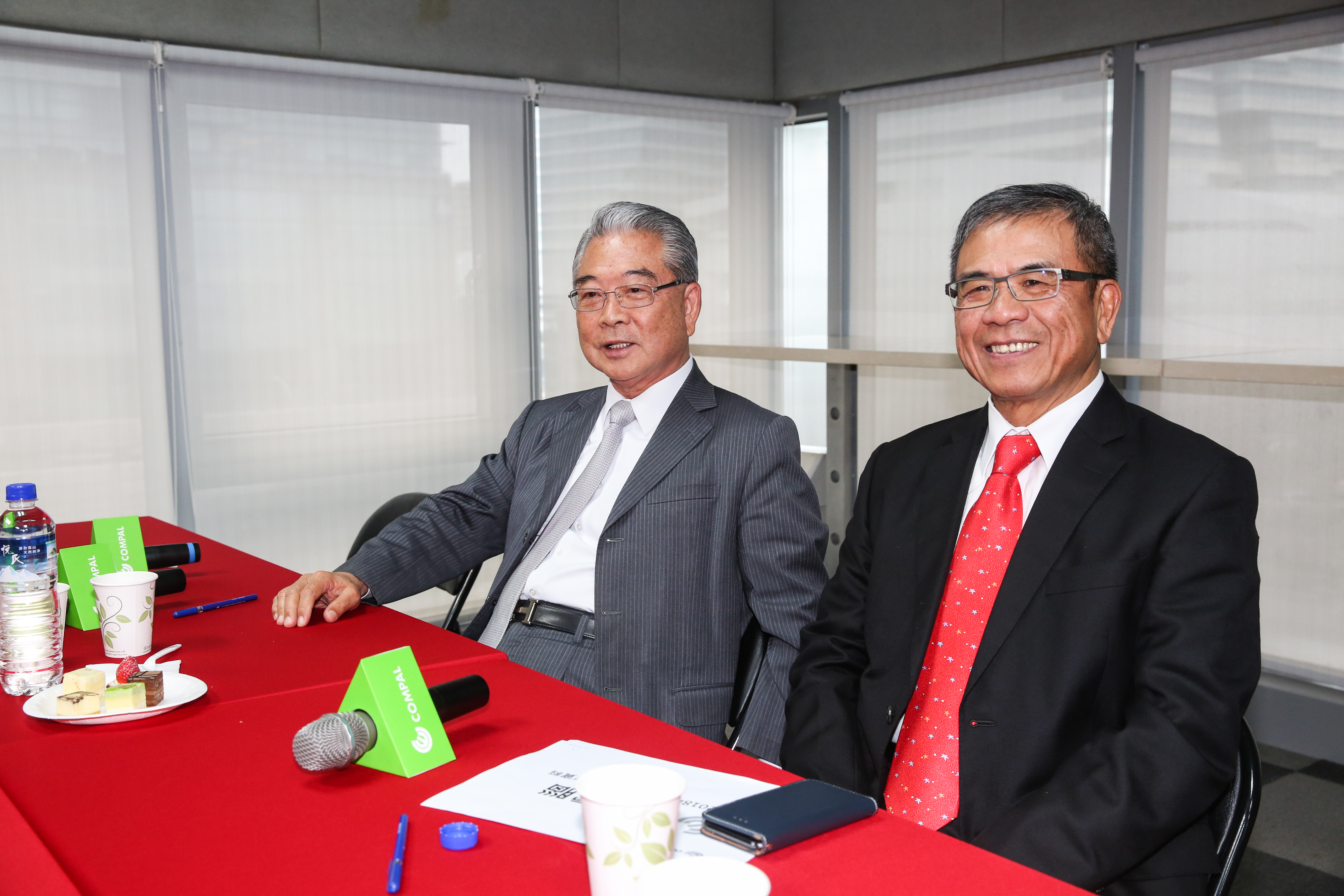 仁寶董事長許勝雄（右）與副董事長陳瑞聰（左）4年多來積極轉型投入醫療產業。