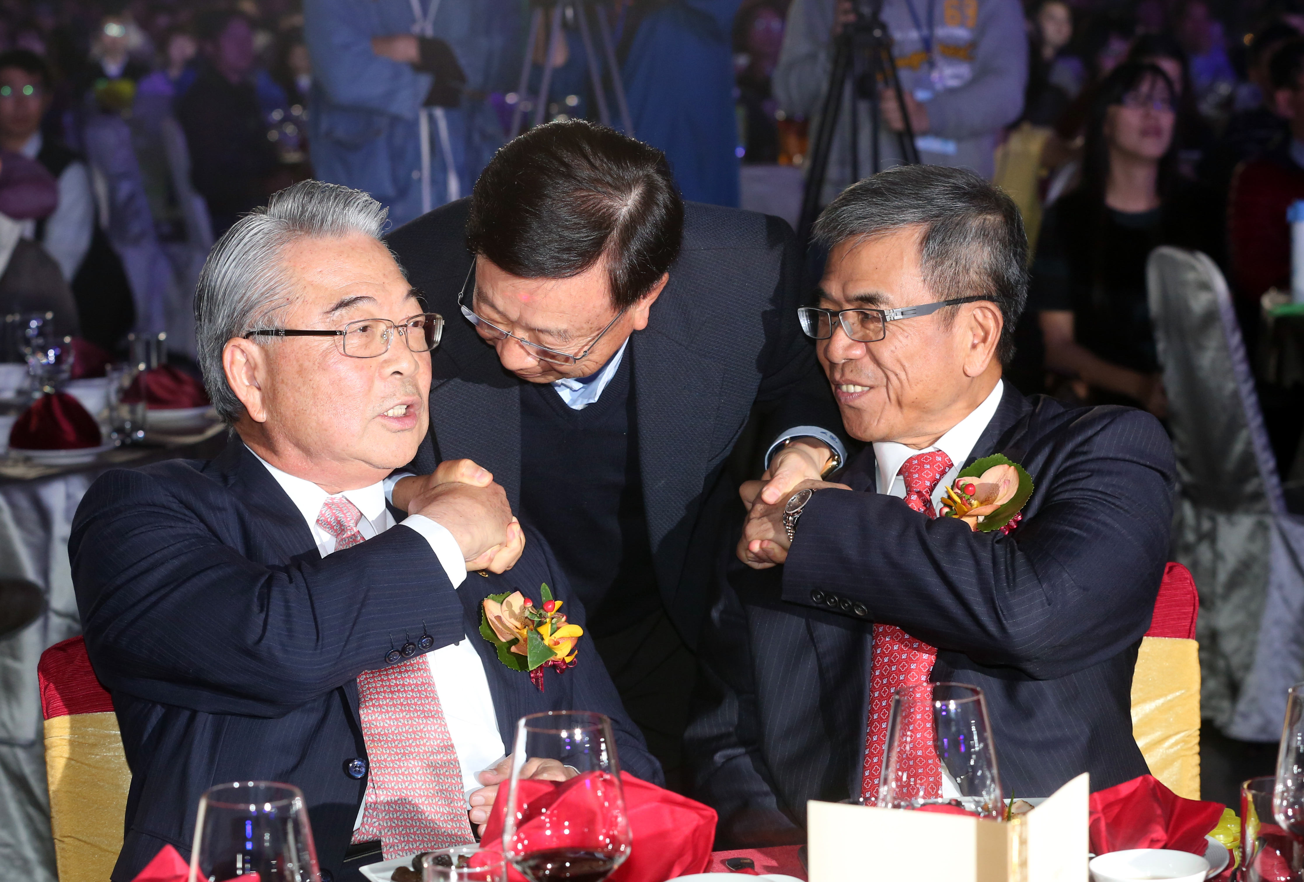 仁寶董事長許勝雄（右）與副董事長陳瑞聰（左）積極布局轉投資事業。