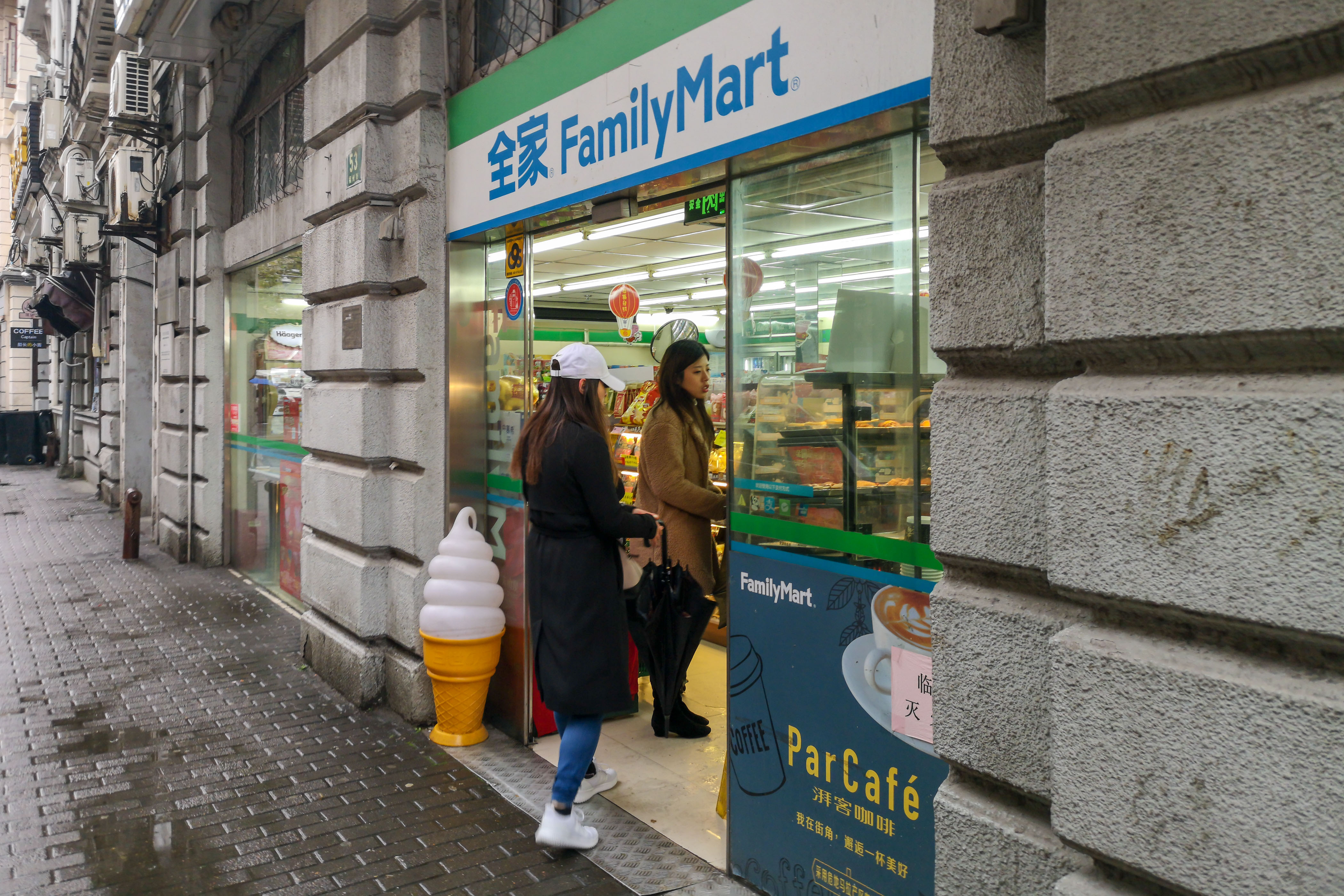 中國全家由日本全家與頂新合資，近期雙方鬧拆夥。（東方IC）