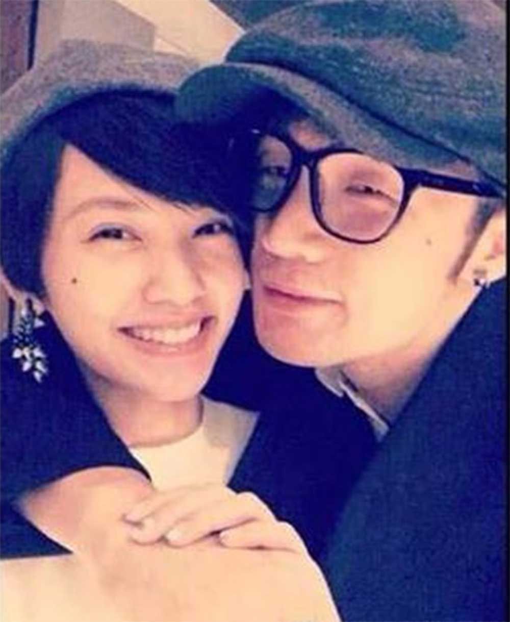 楊丞琳和小一歲的李榮浩交往四年多,2015年因不小心在微博上傳了兩人貼臉照,而意外曝光了戀情。(翻攝網路)