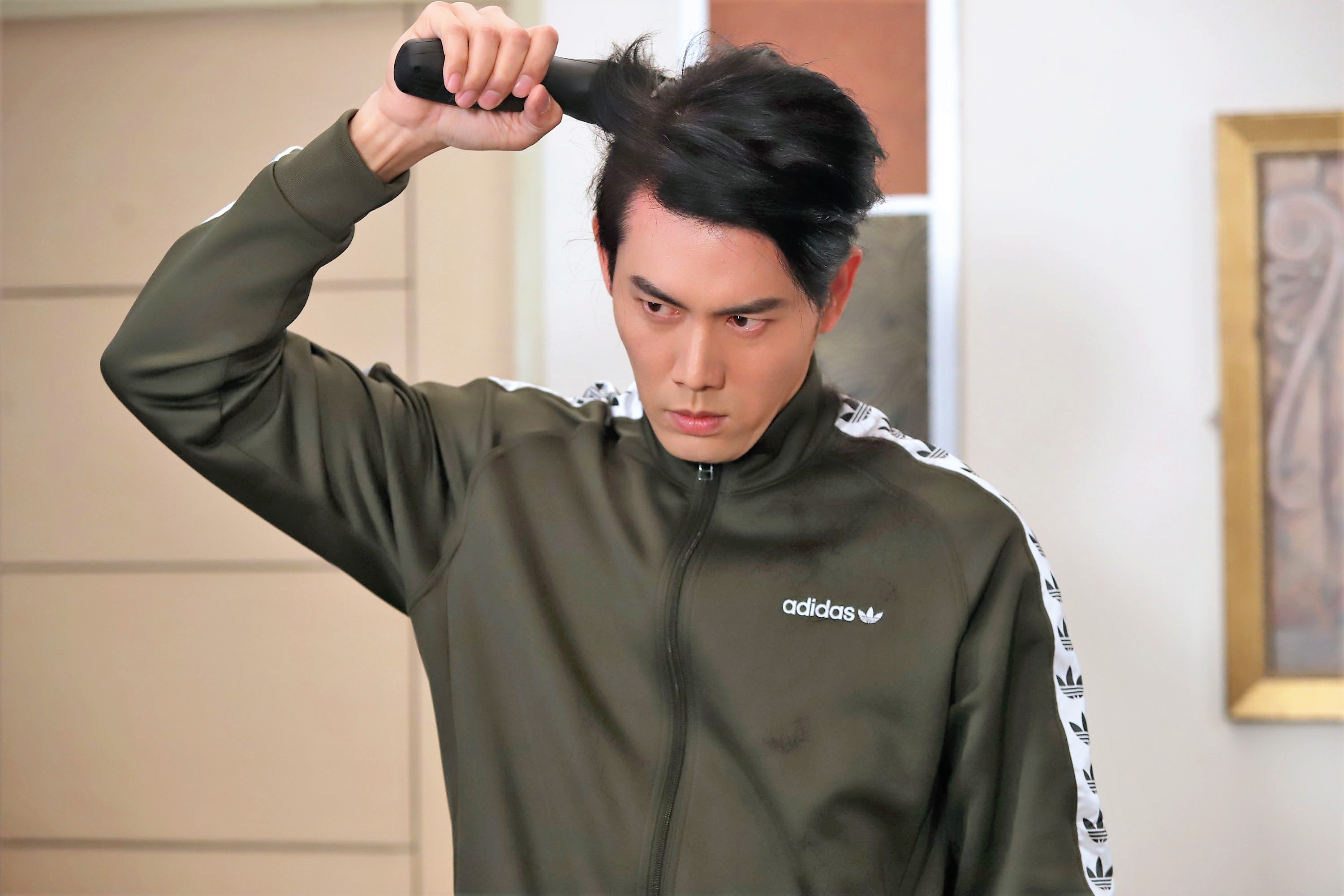 余秉諺為戲剃頭。（民視提供）