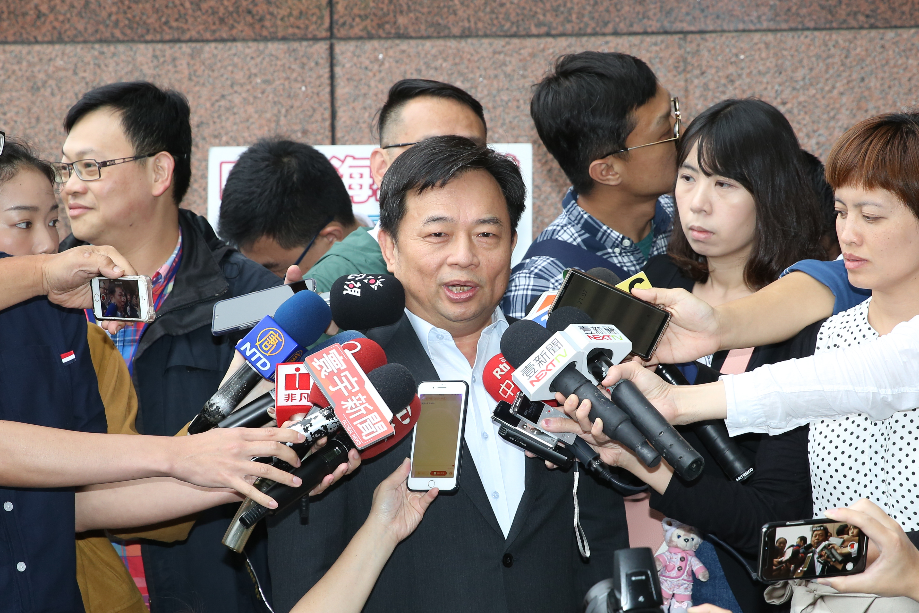 蔡英文陣營代表林錫耀出席協調會前接受媒體訪問。