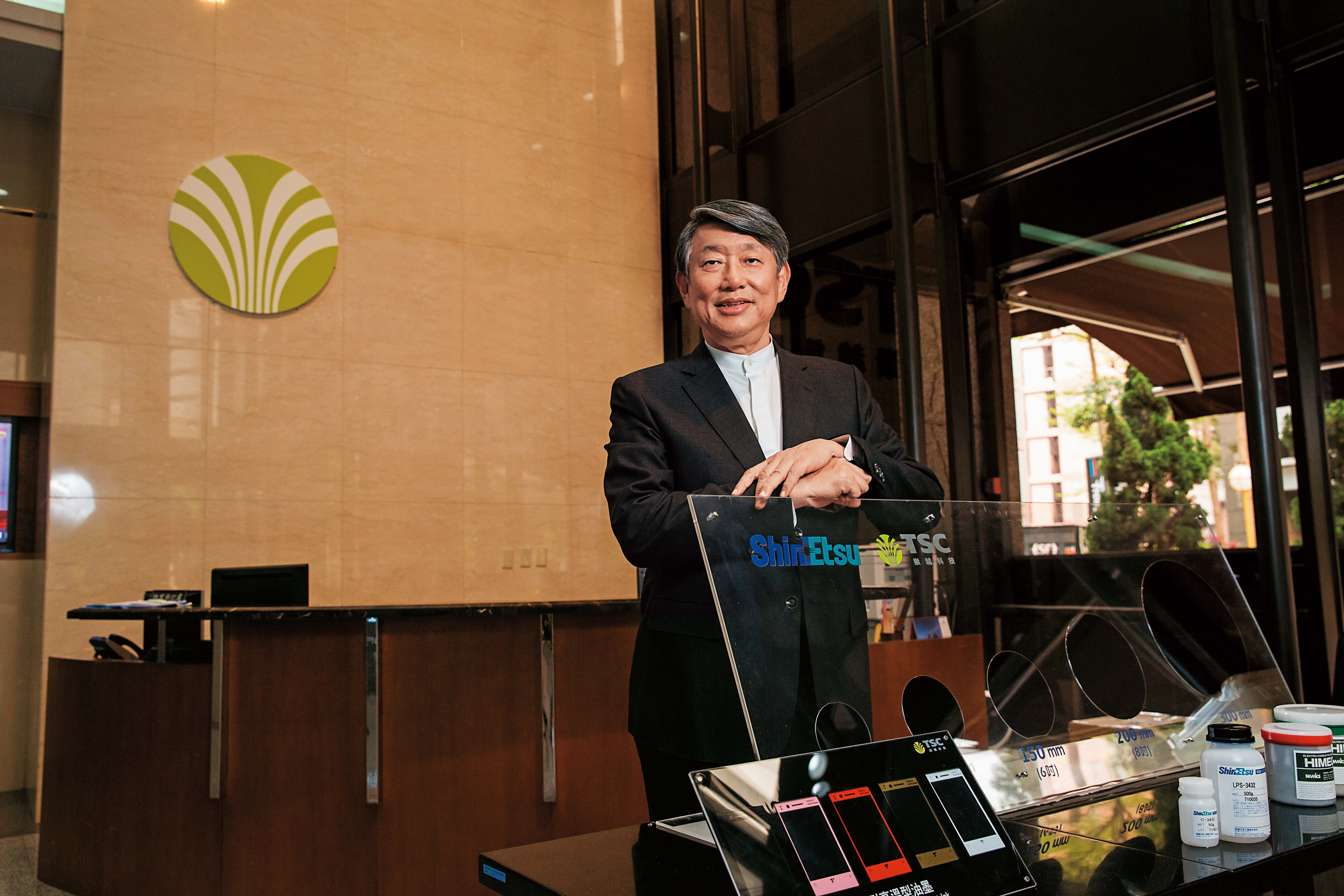 郭智輝從業務員做起，靠著代理半導體材料與設備，讓公司營收成長200倍。