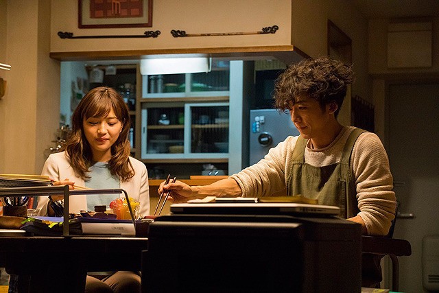 川口春奈在電影《愛在九月來臨前》,如願與大14歲的高橋一生首度合作。(車庫娛樂提供)