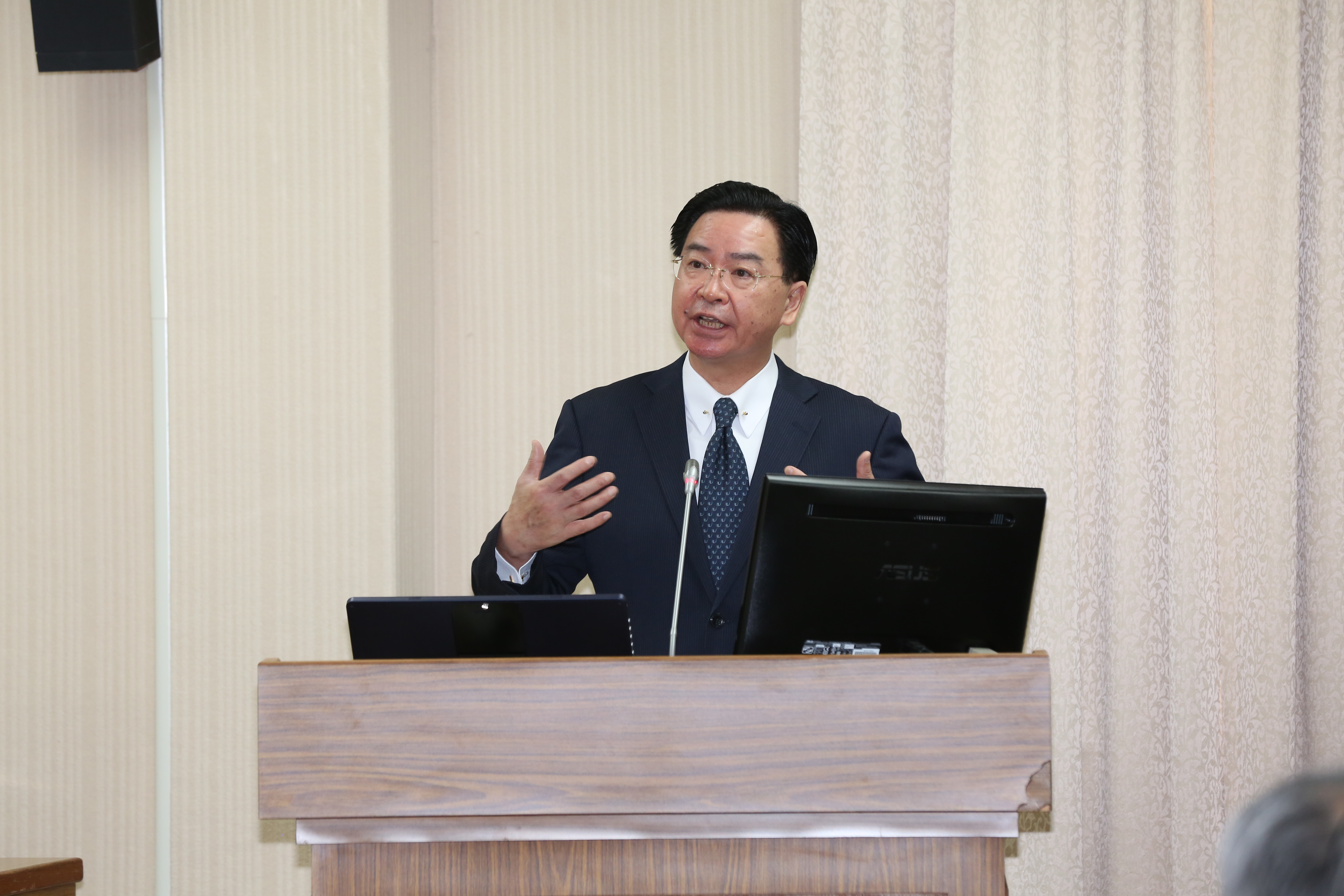 陸官媒《人民日報》海外版在推特發文，指「中國台灣」通過同婚合法，惹怒外交部長吳釗燮。