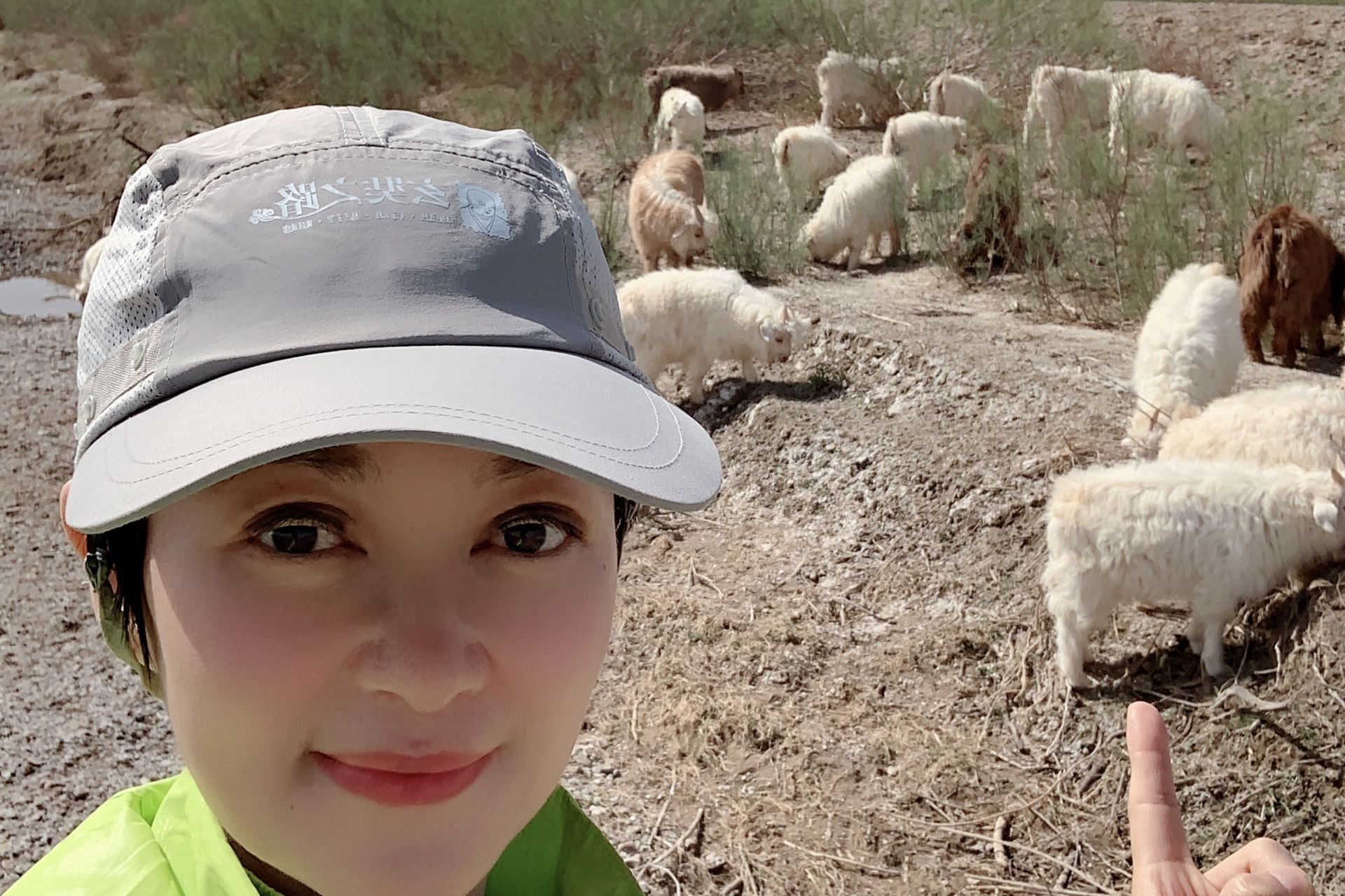 中天主播盧秀芳前往大陸甘肅採訪「戈十四」戈壁挑戰賽，採訪過程艱辛，四天都無法洗澡。（中天）