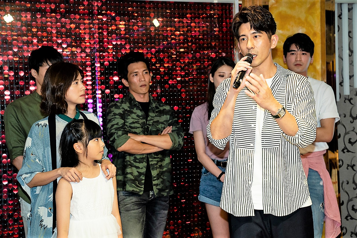 修杰楷（右前）發表拍攝心得，其他演員聽得認真。（TVBS提供）