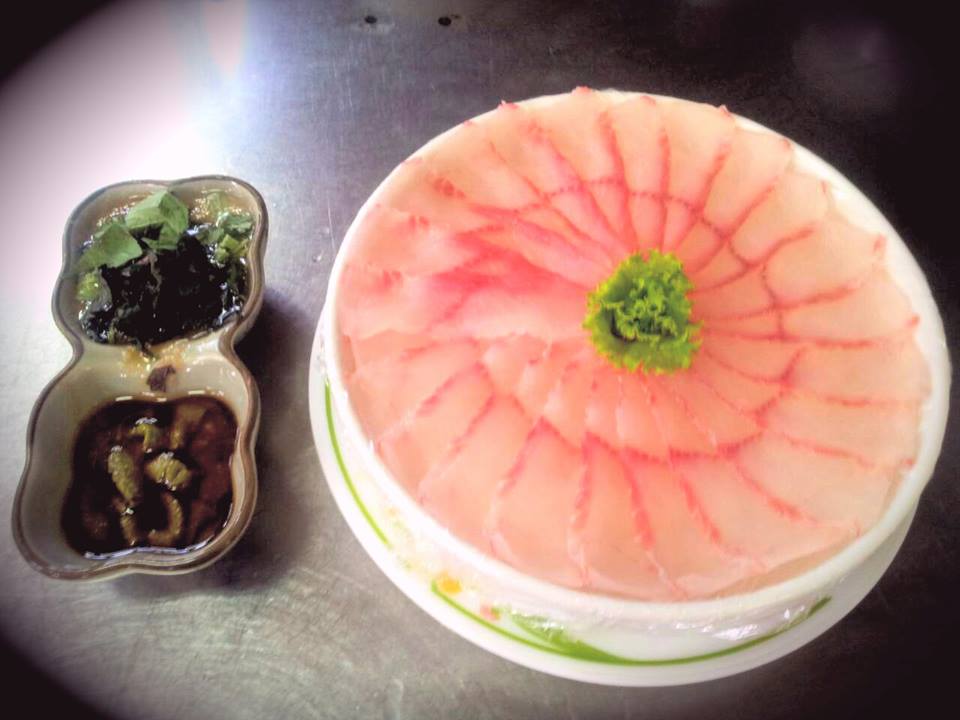 來自明德水庫的鱺魚生魚片是招牌料理，搭配客家風味沾醬，酸香開胃。（翻攝臉書專頁，280／10人份）