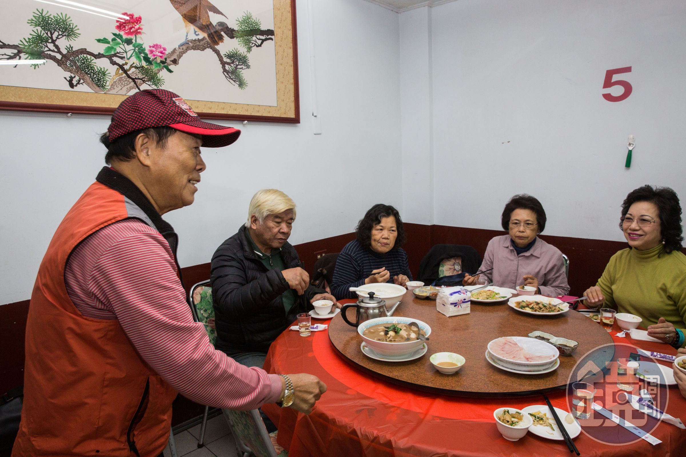 鱺魚小吃店老闆張寬鴻（左１）料理手藝好，連在日本沖繩開餐館的張陳雪貞（右１）都甘拜下風。