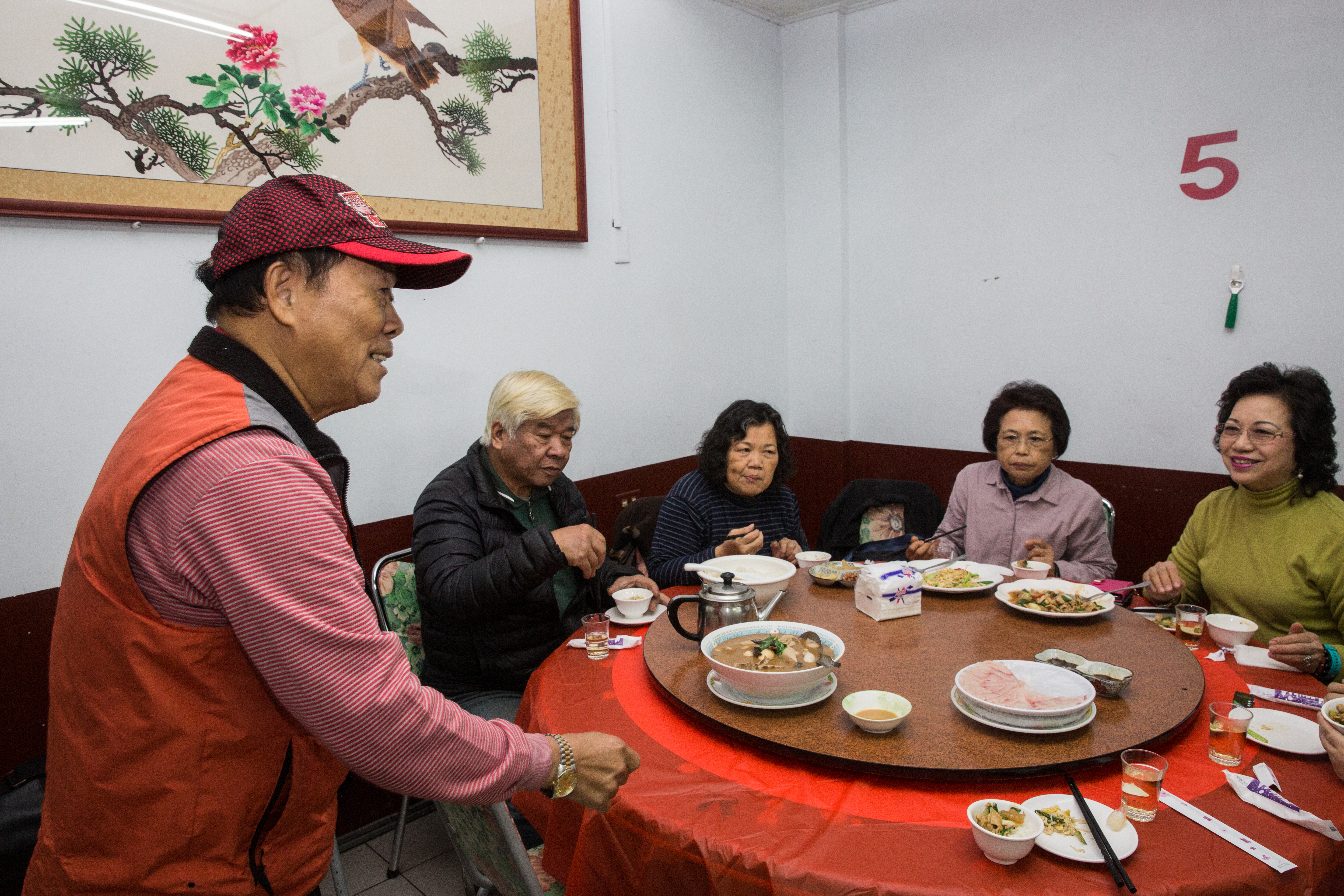 鱺魚小吃店老闆張寬鴻（左１）料理手藝好，連在日本沖繩開餐館的張陳雪貞（右１）都甘拜下風。