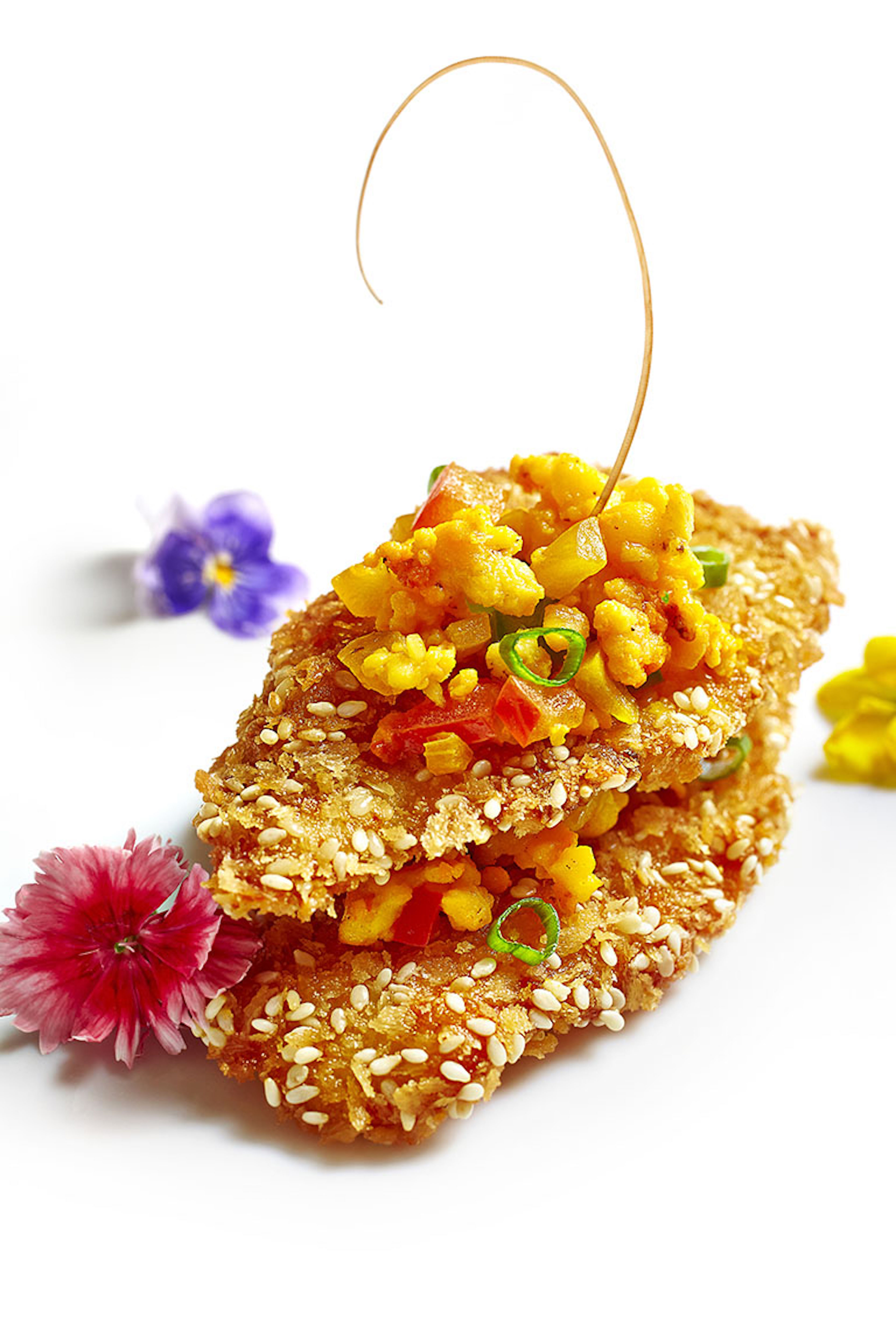 炸魚片佐香料魚子醬螯蝦。（Longtail提供）