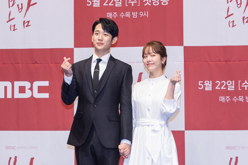 丁海寅與韓志旼出席新劇《春夜》記者會。(Netflix提供)