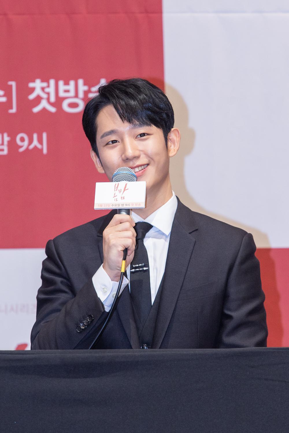 丁海寅在《春夜》演出單親爸爸。(Netflix提供)