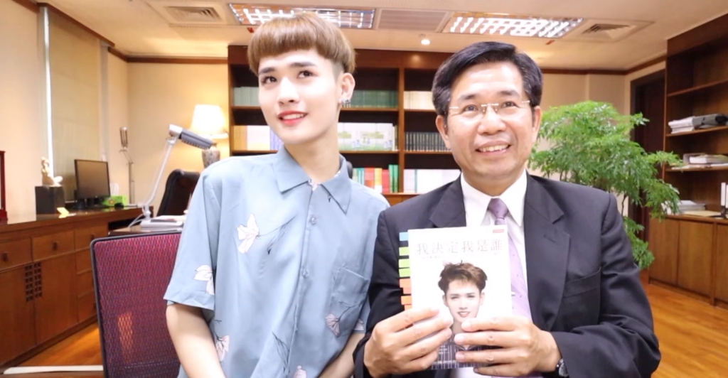 知名Youtuber鍾明軒近日受邀和教育部長潘文忠討論校園性別霸凌議題。（翻攝鍾明軒粉絲專頁）