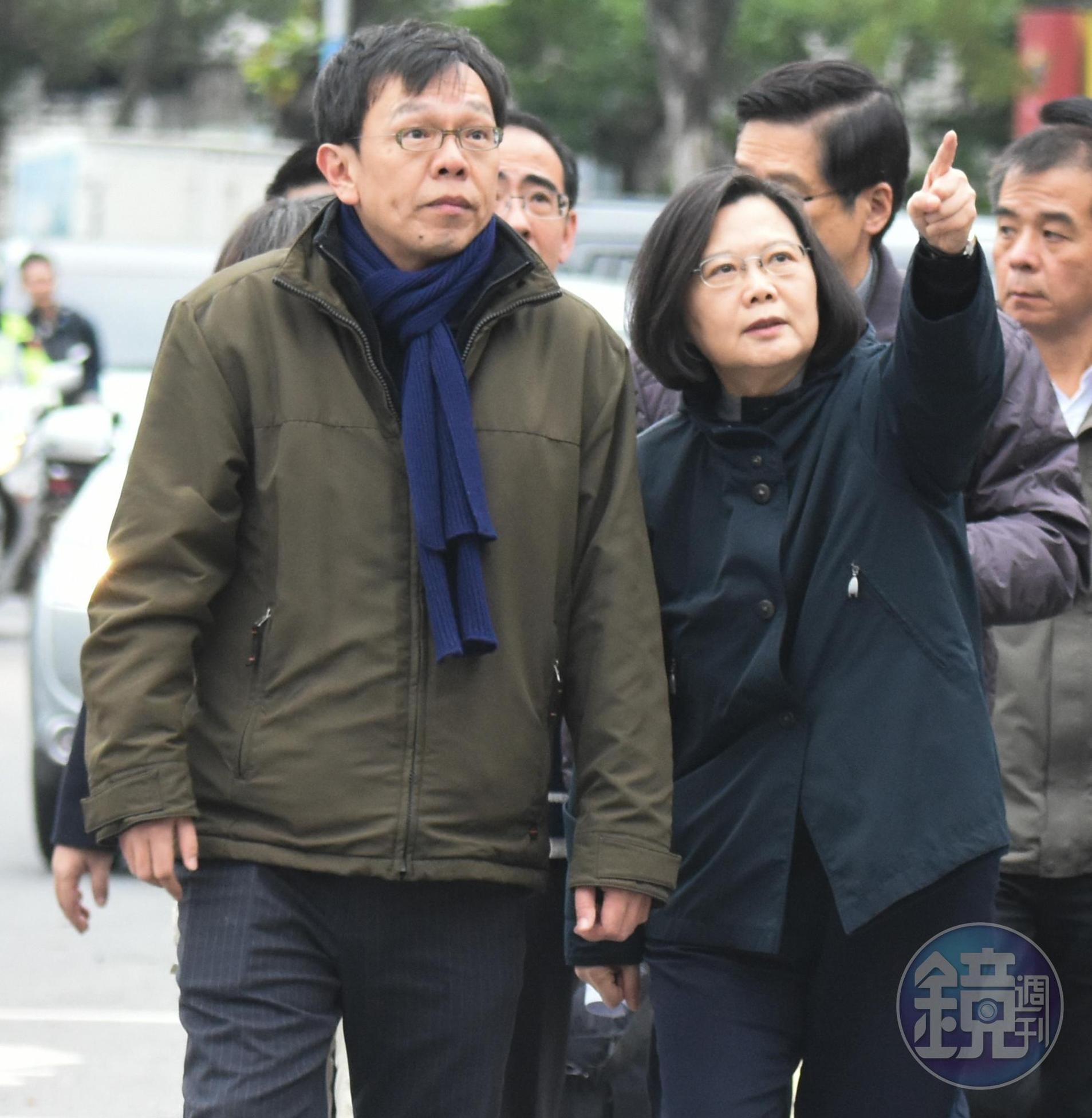 海基會副董事長姚人多(左)離開府幕僚核心,小英的社群媒體操作也跟著重組。