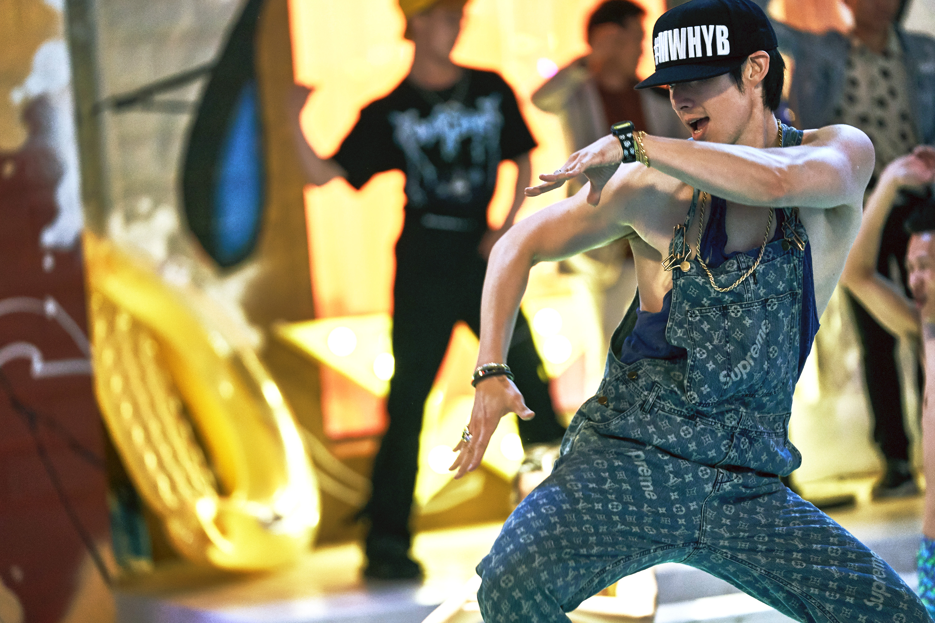 吳建豪在《這！就是街舞》中擔任評審並秀舞藝，卻被網友質疑不懂街舞。（環球提供）