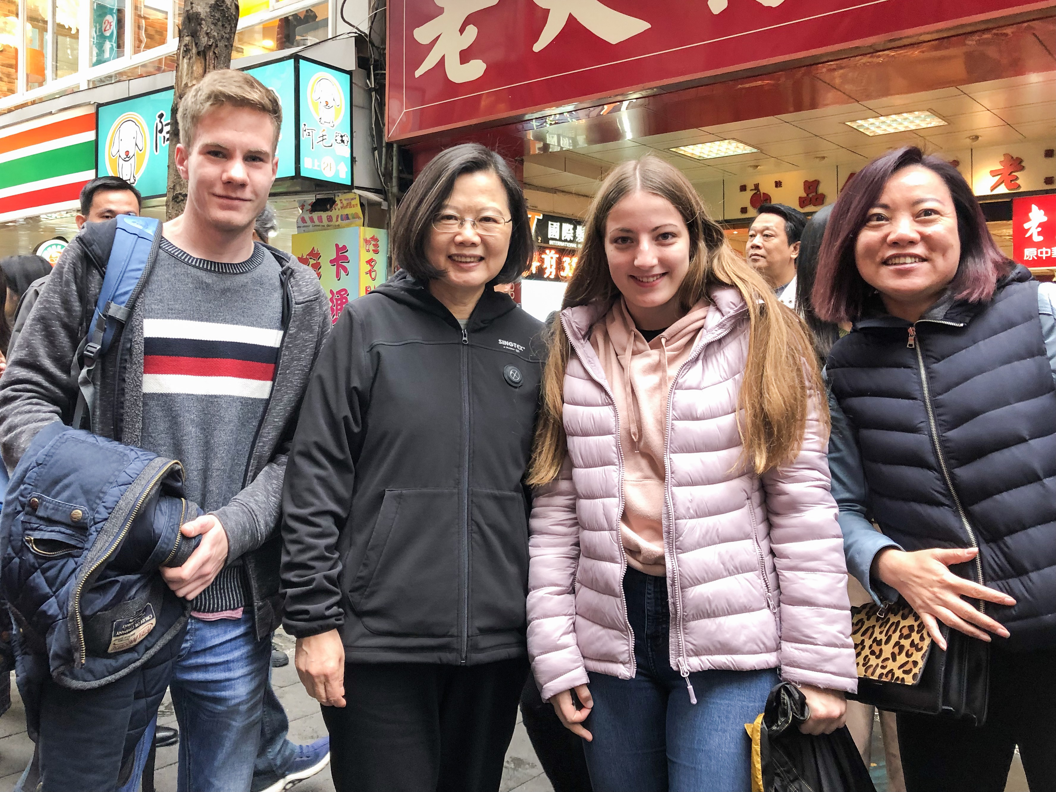 小英的一日觀光客行程走訪西門町，巧遇不少國外旅客，趁機宣傳去年觀光客突破1100萬人的政績。（總統府提供）