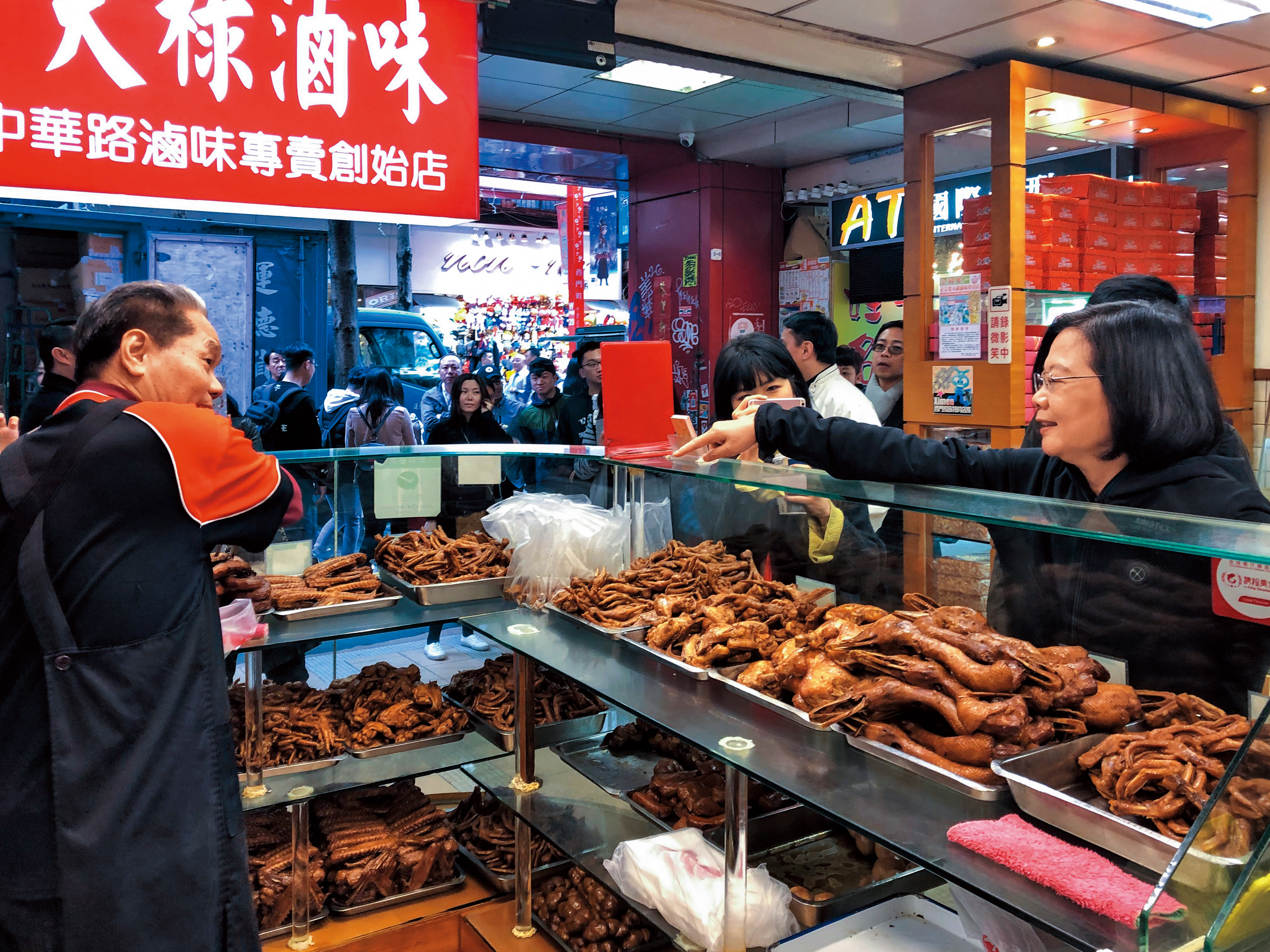 《小英去哪裡》系列行程從走訪西門町開始，小英在知名滷味店老天祿採購還被老闆虧是行家。（總統府提供）