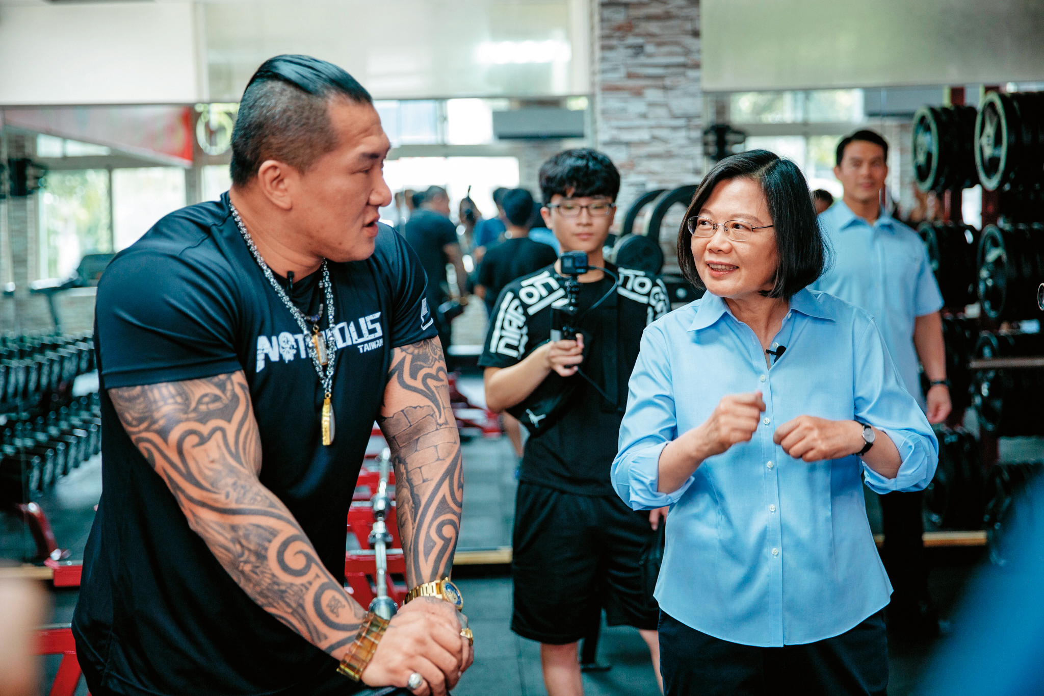 捨棄直播而以探班錄《莒光園地》節目方式，蔡英文總統（右）與館長（左）同框談國防，話題十足。（總統府提供）