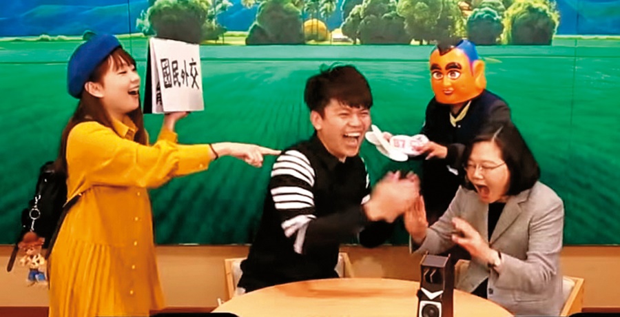 小英出訪南太平洋邦交國前,安排與台灣YouTuber界的長青樹蔡阿嘎玩猜謎遊戲,主題就是外交。(翻攝蔡阿嘎Youtube)