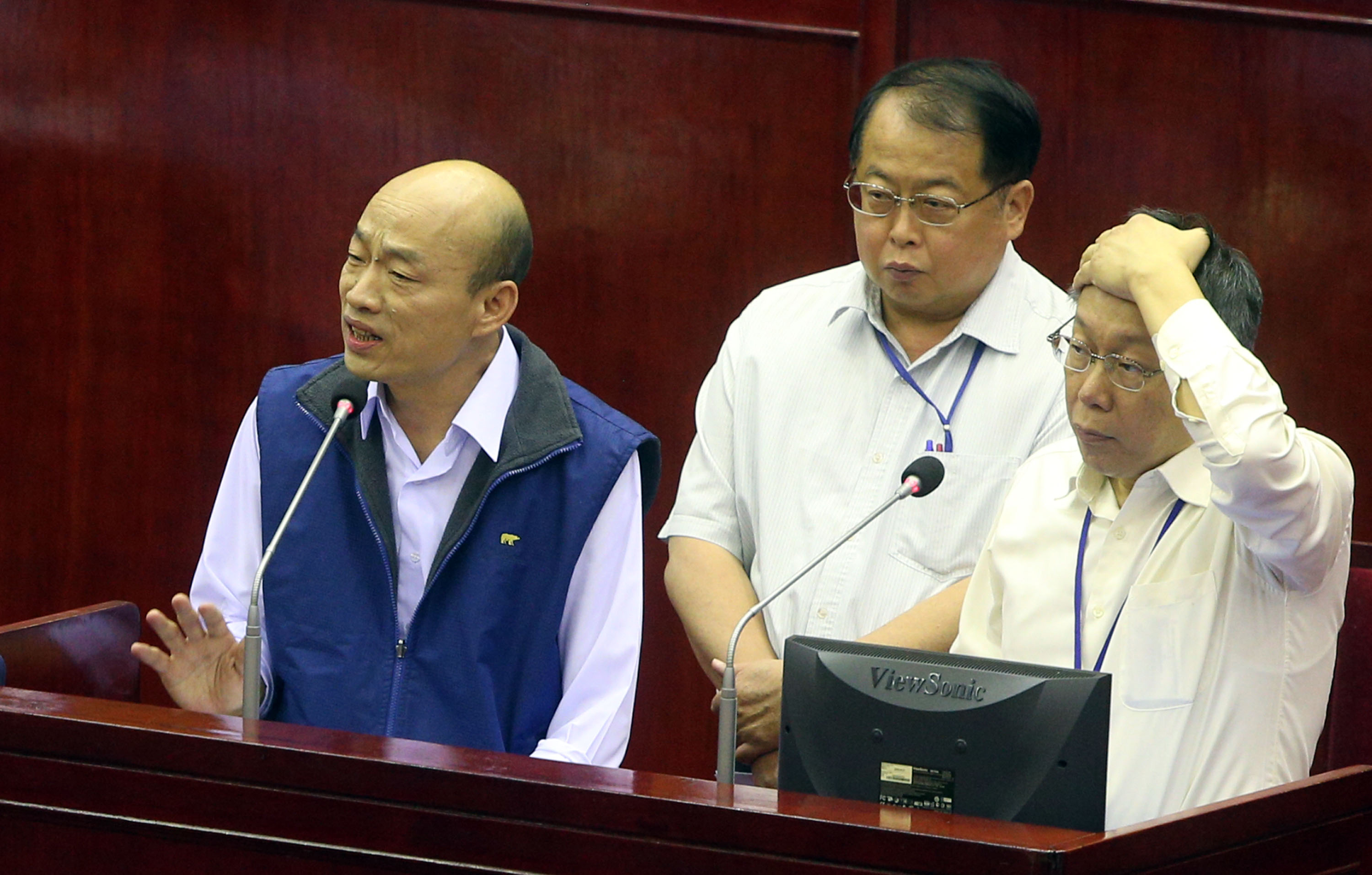 柯文哲(右)、韓國瑜(左)在社群媒體及電子媒體聲量各自領先,2人也被小英陣營設定為明年大選的假想敵。(中央社)