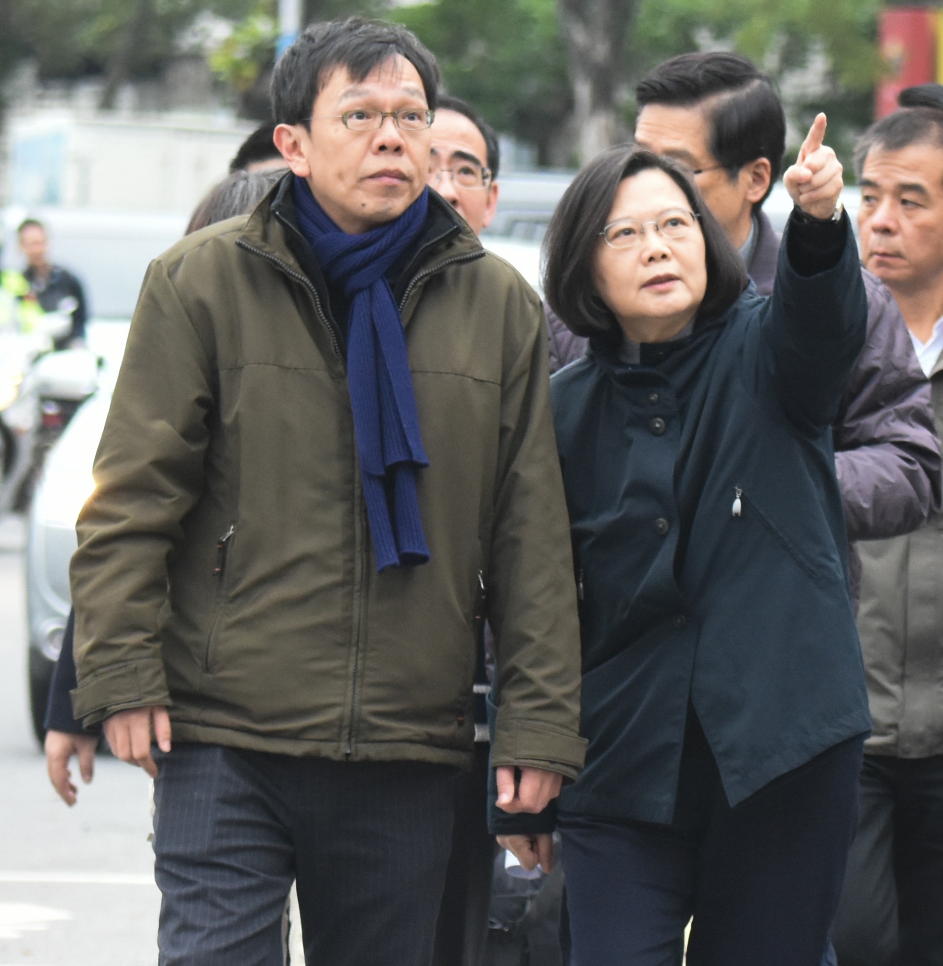 海基會副董事長姚人多(左)離開府幕僚核心,小英的社群媒體操作也跟著重組。