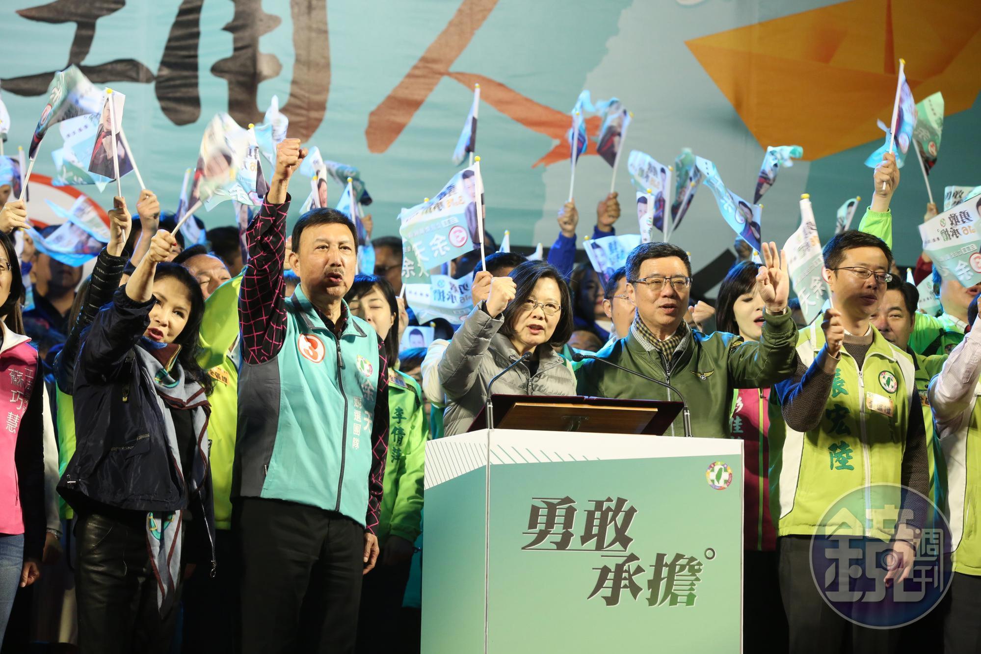 余天（左）率19縣市主委表態挺英，賴清德則表態：「初選後會面。」