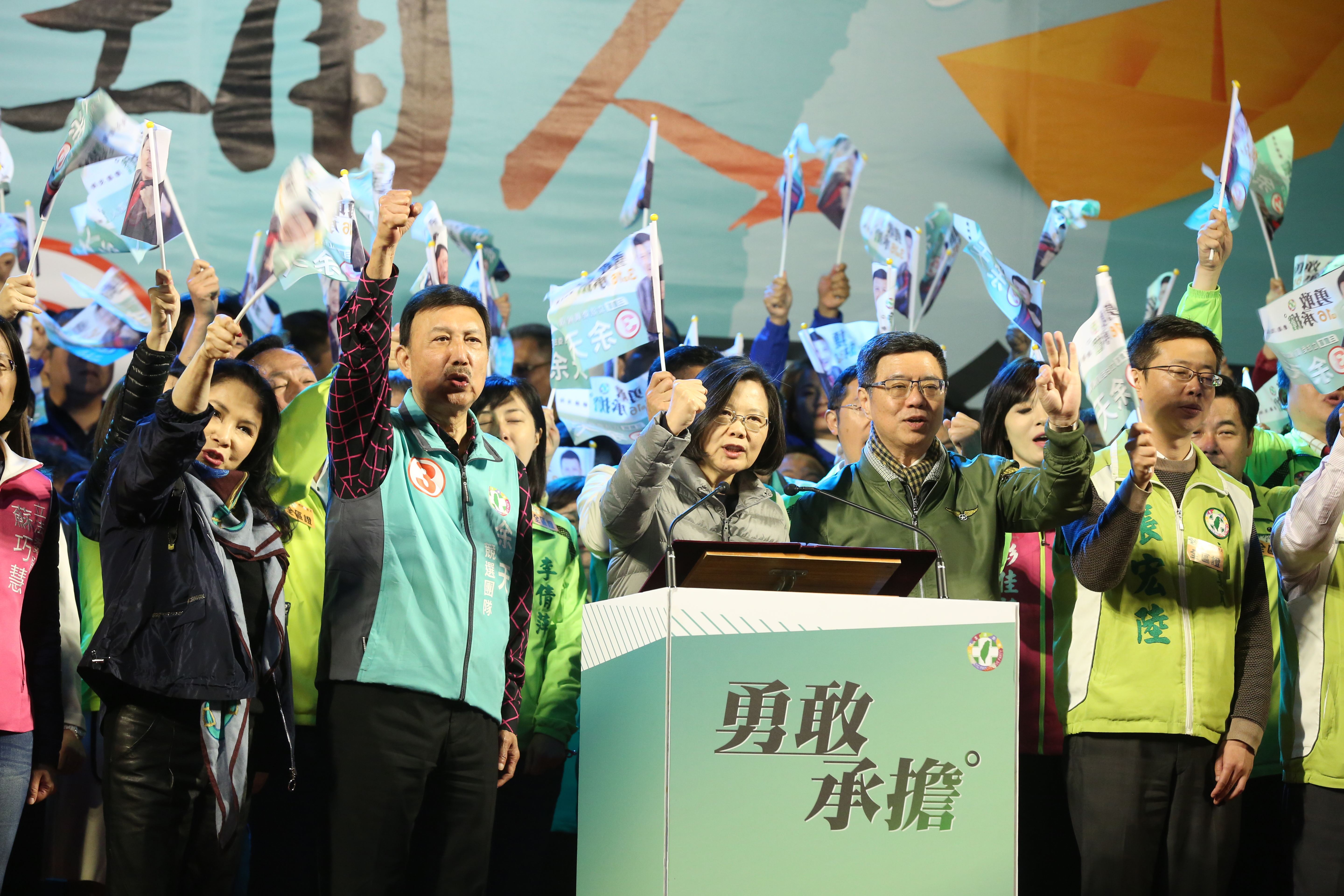 余天(左)率19縣市主委表態挺英,賴清德則表態:「初選後會面。」