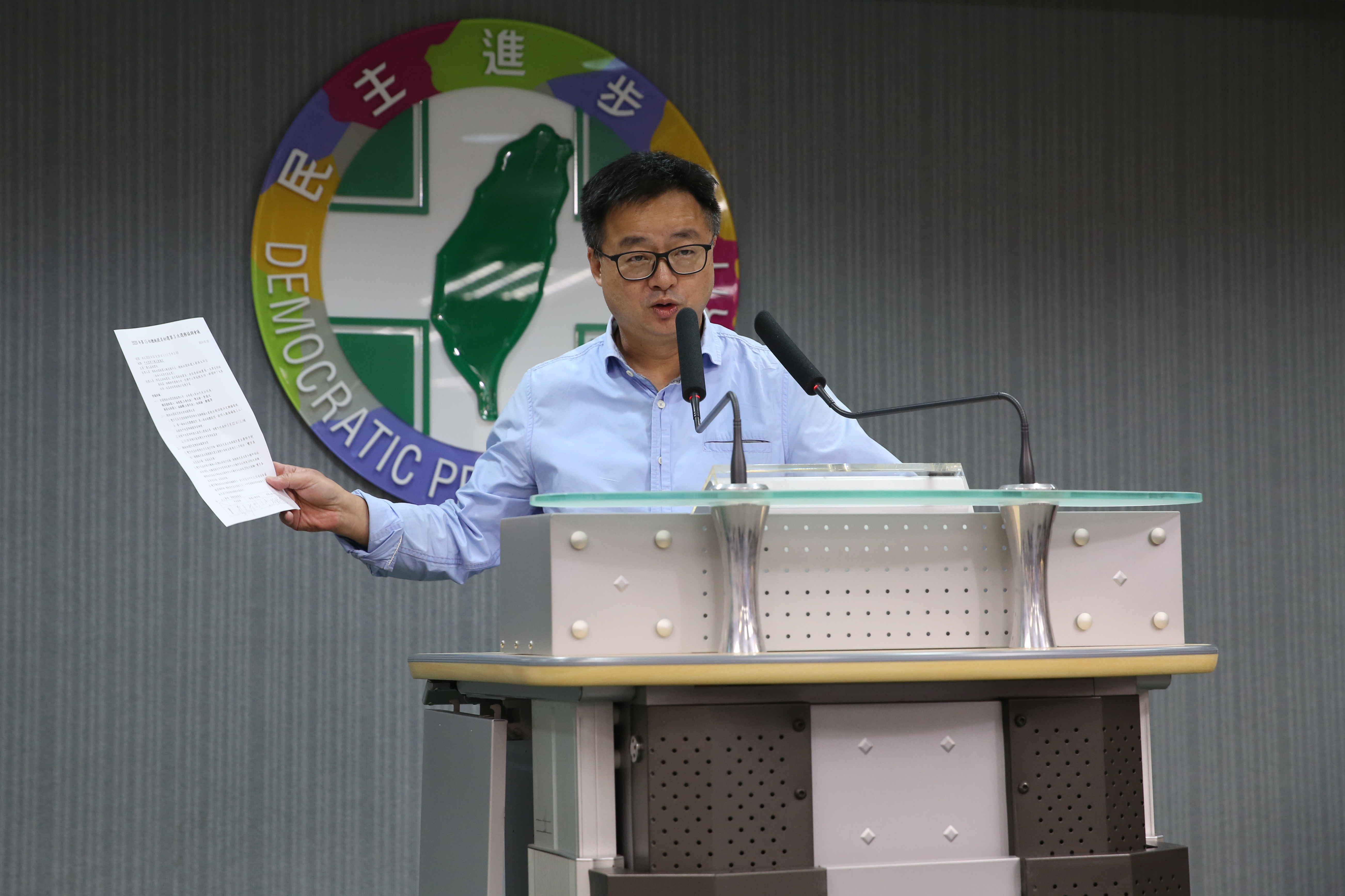 民進黨祕書長羅文嘉轉述協調會結論。