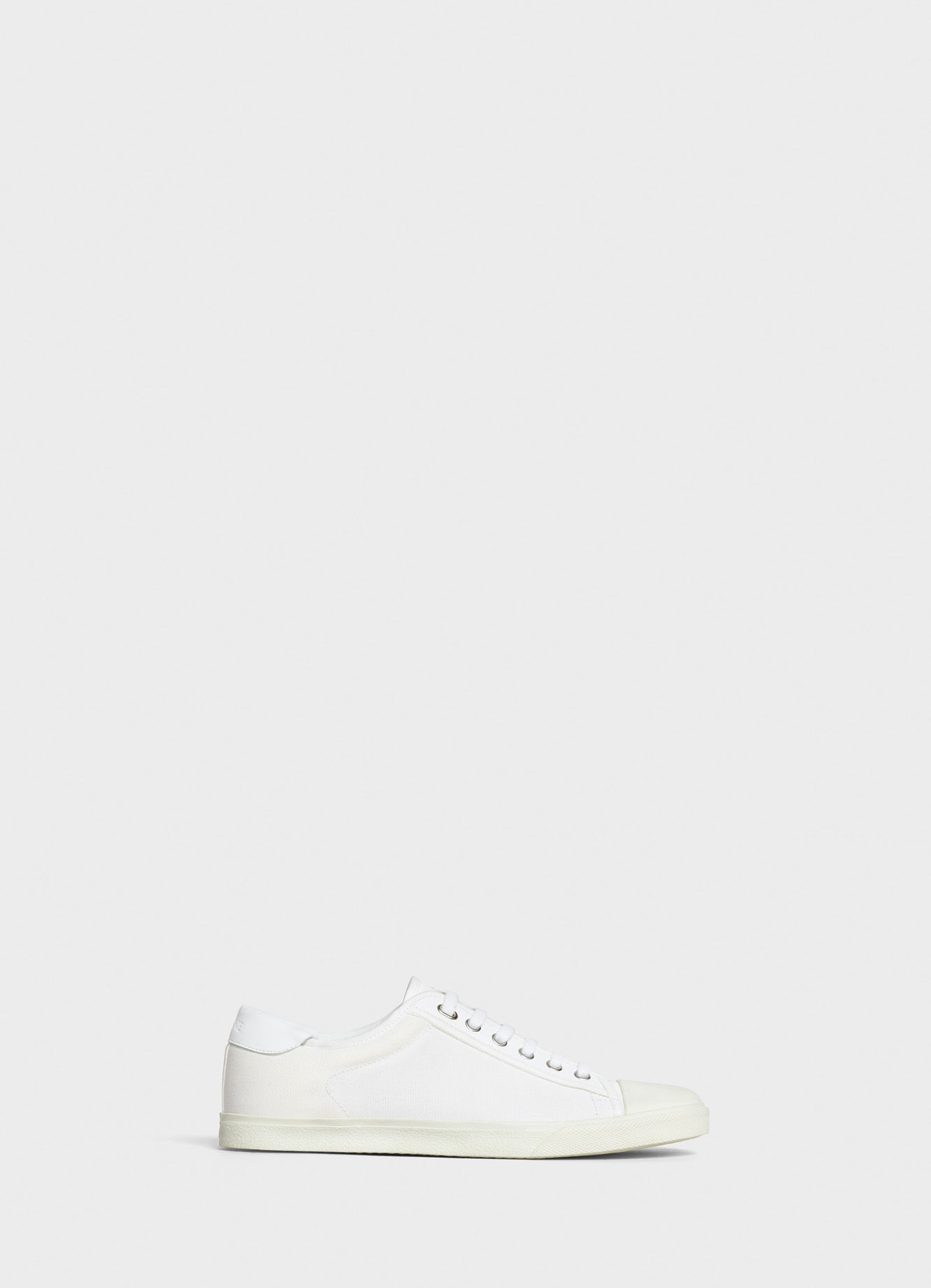 CELINE BLANK純白色帆布休閒鞋 NT$16,500（CELINE提供）