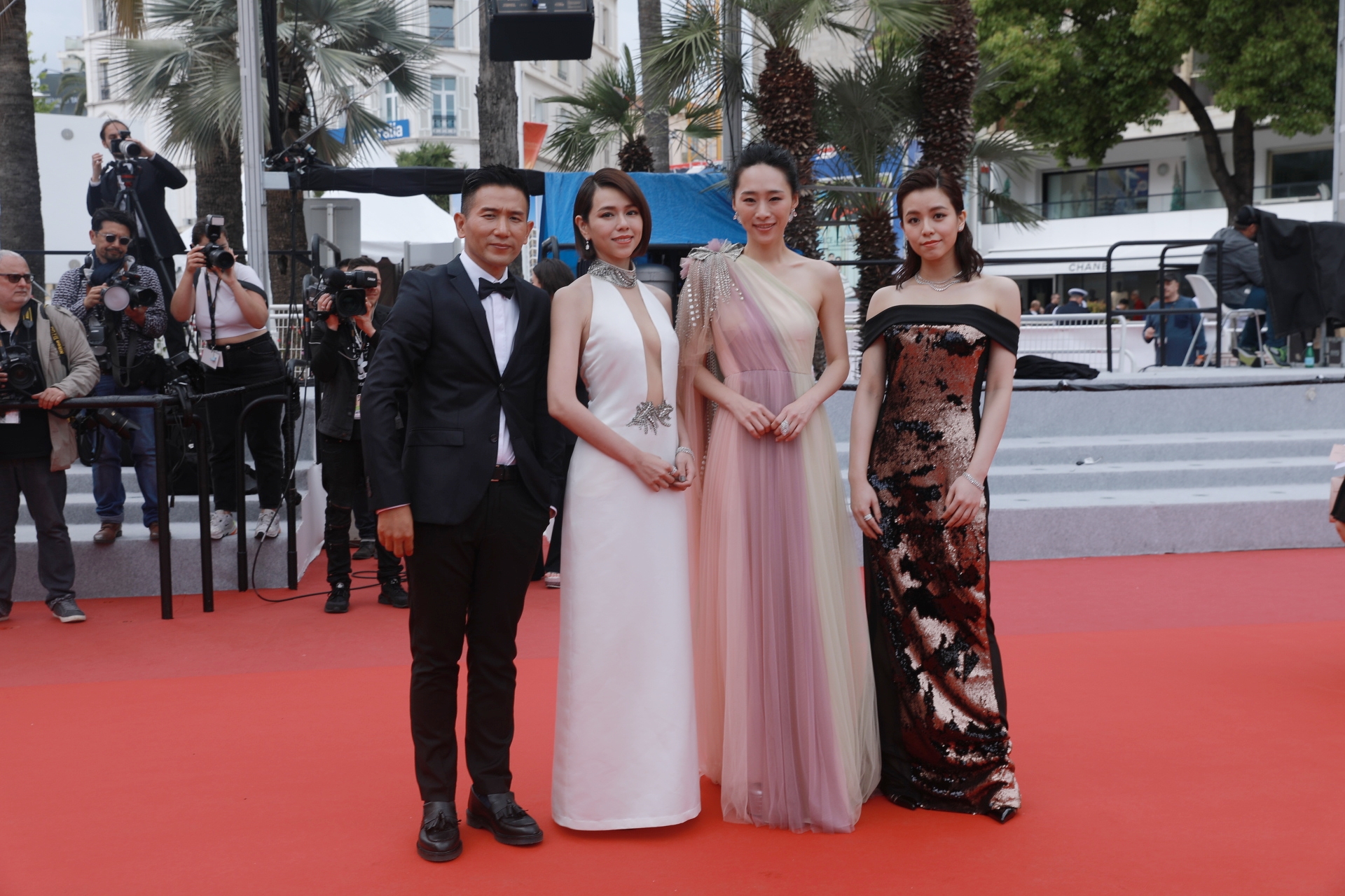 《灼人秘密》今(20)在坎城舉行世界首映，趙德胤(左一)率領三位女主角夏于喬、吳可熙、宋芸樺踏上紅毯。（岸上影像提供）