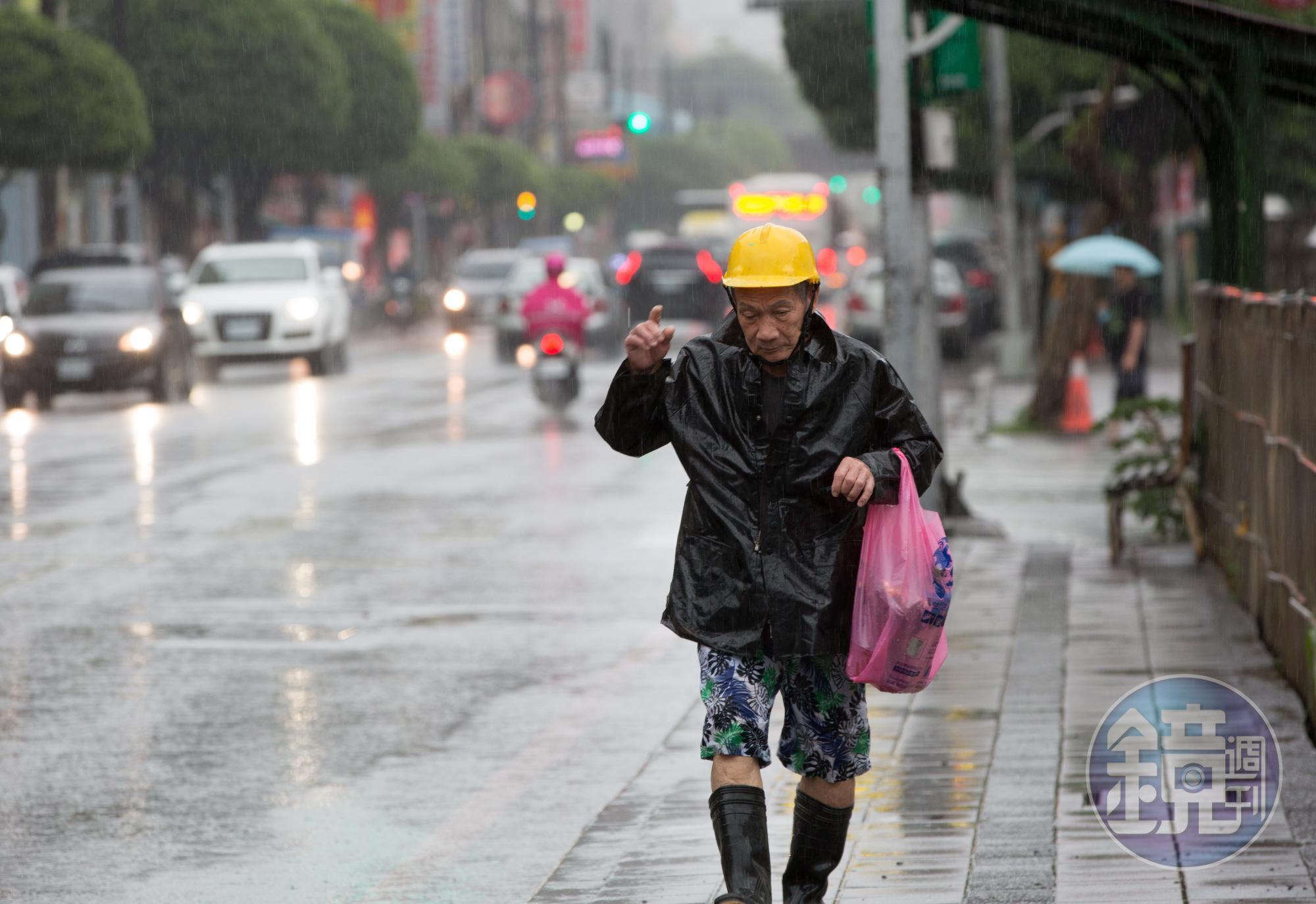 近日鋒面過境，但中南部、東部及東南部地區有局部短暫陣雨或雷雨，中南部山區仍有局部較大雨勢發生的機率。