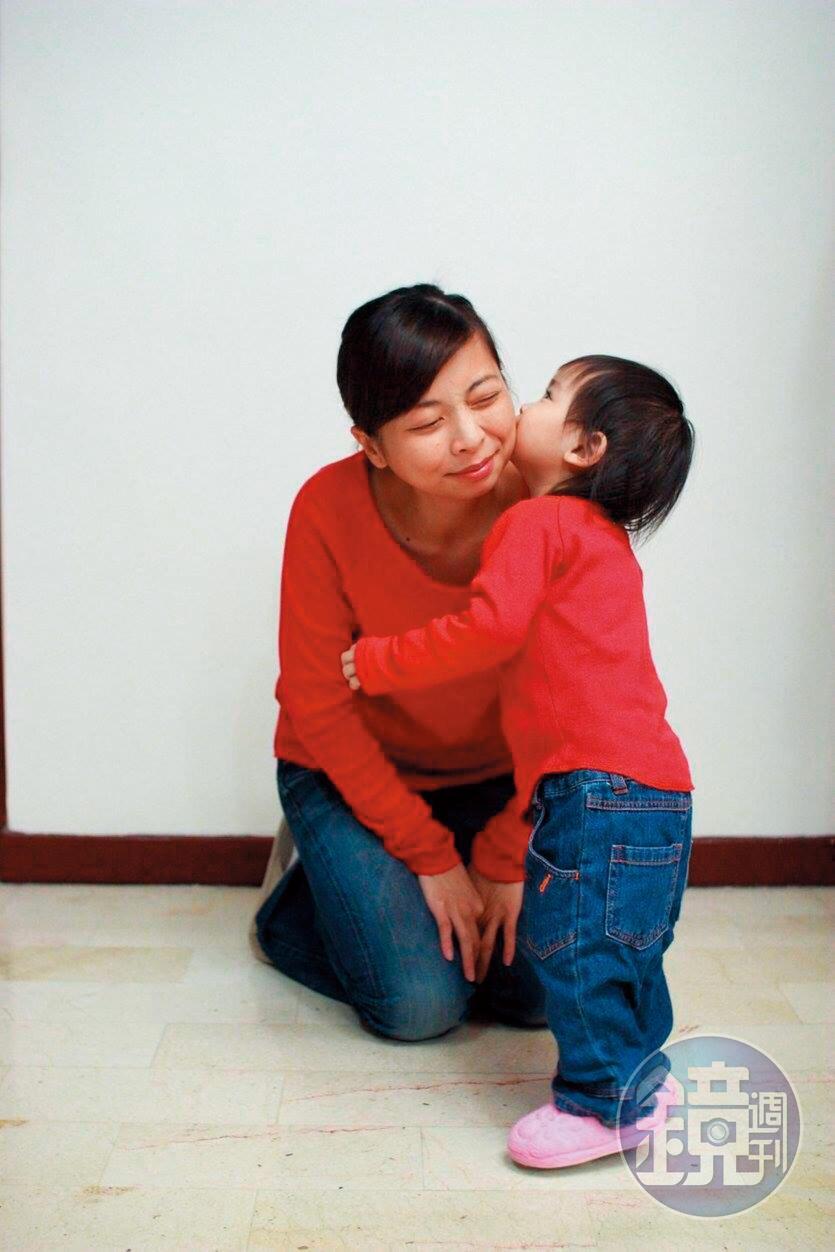 喬喬在5歲以前和喬媽的感情都非常好，雖然多年母女無法相見，據悉喬媽一直把喬喬照片帶在身邊。（讀者提供）