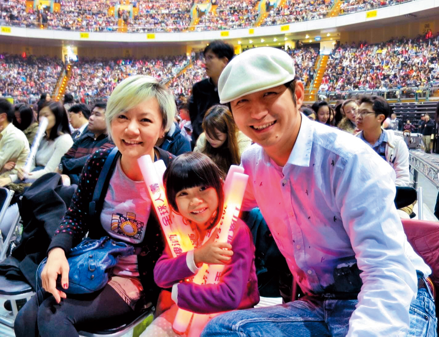 讀者指出，喬爸（右）曾和時任喬喬（中）經紀人的賴珮如（左），為了爭取喬喬的撫養權而登記結婚。（讀者提供）