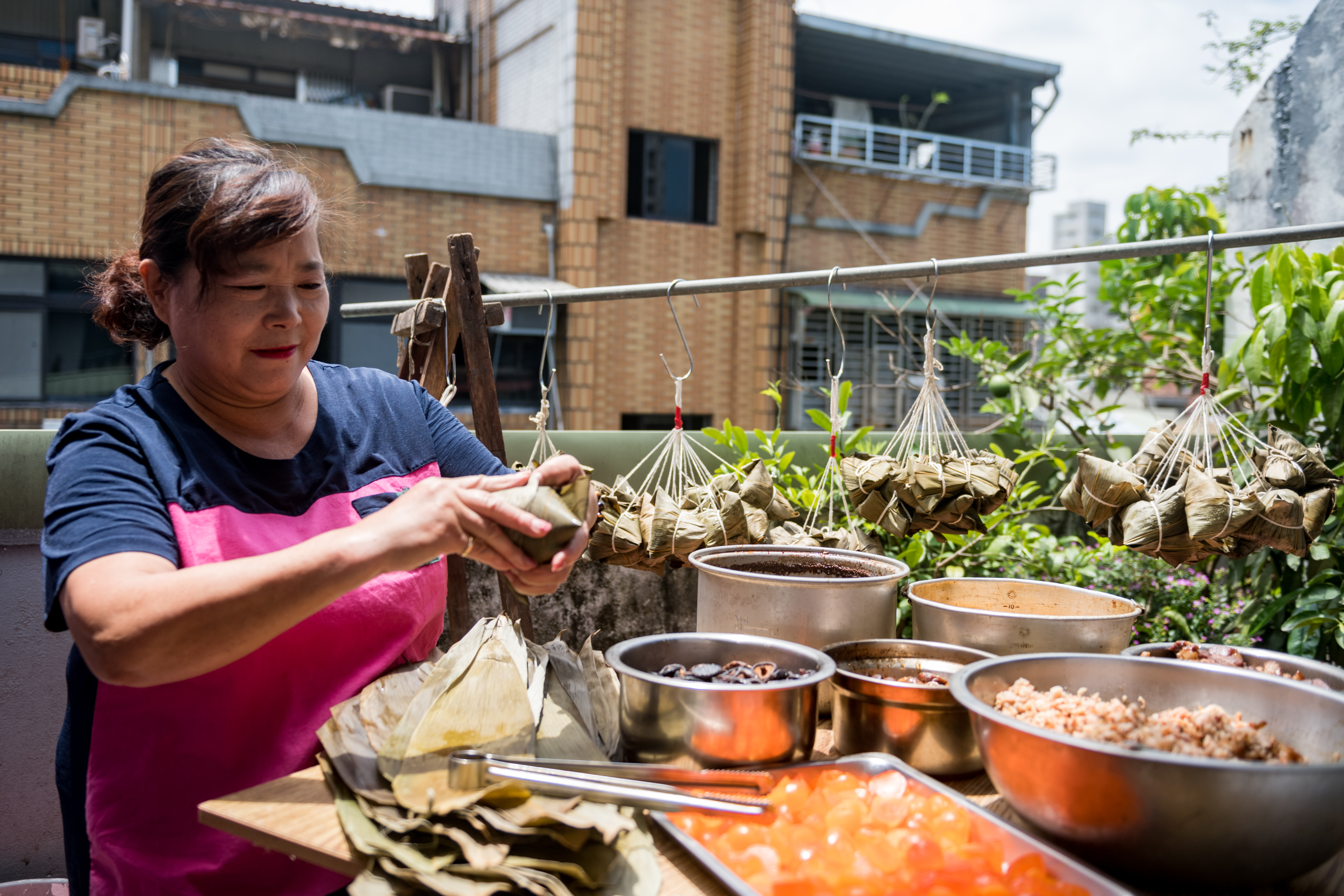 老闆娘張碧娥是藏身赤峰街天台的包粽高手。