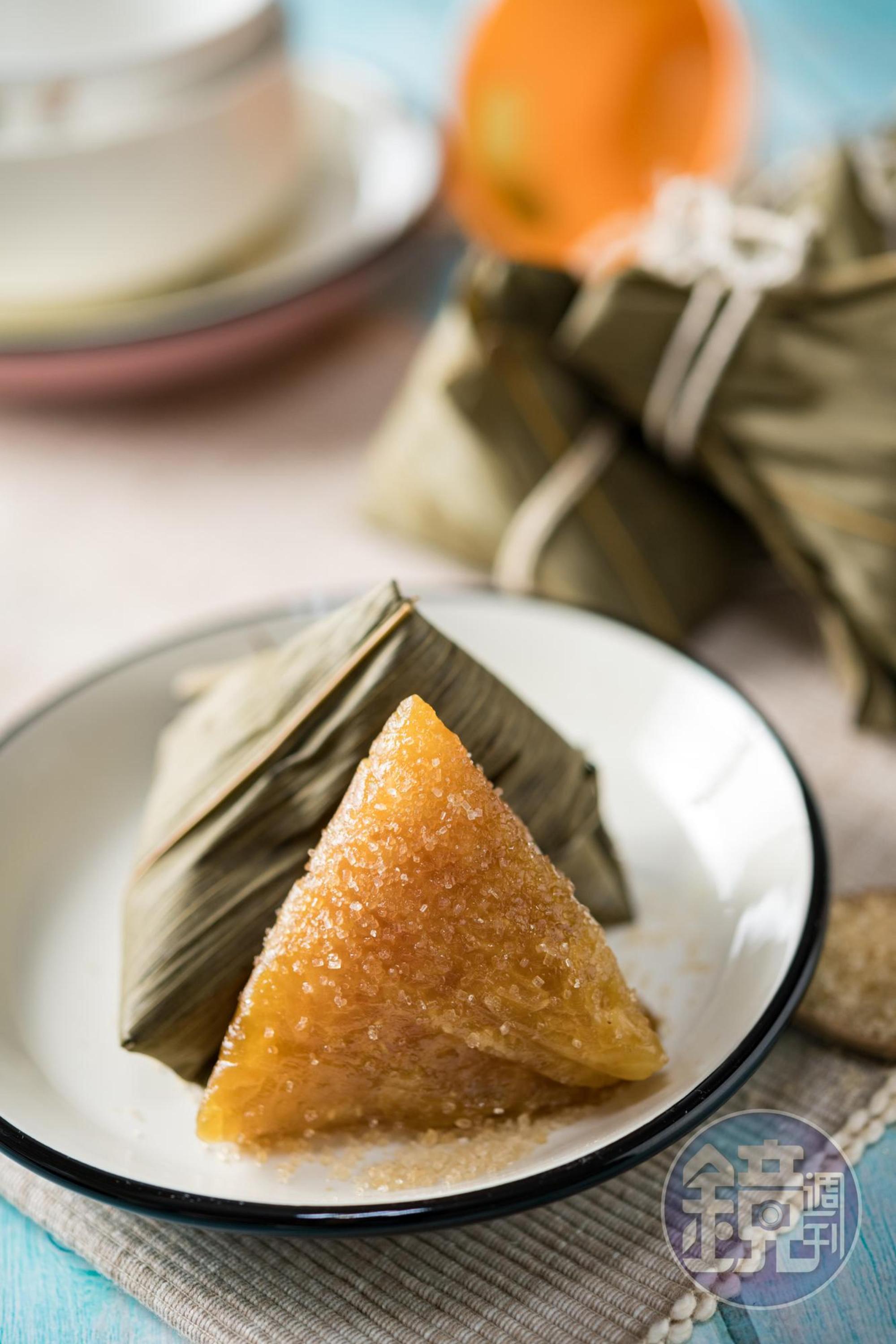 「原味鹼粽」使用三偏磷酸鈉製作，蘸砂糖吃，Q彈、ㄎ ㄠ ㄎ ㄠ，滋味好。（20元／顆）