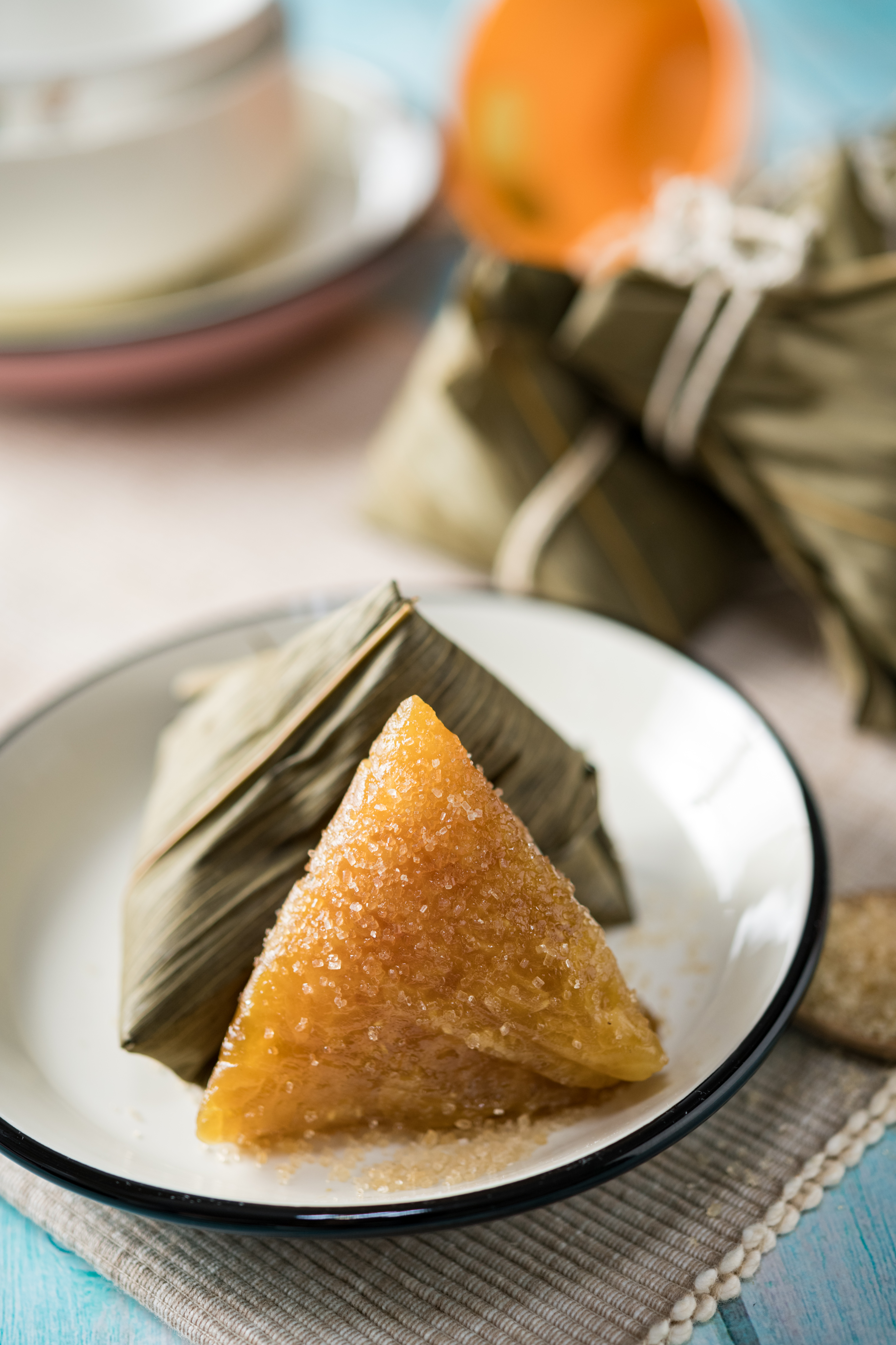 「原味鹼粽」使用三偏磷酸鈉製作，蘸砂糖吃，Q彈、ㄎ ㄠ ㄎ ㄠ，滋味好。（20元／顆）