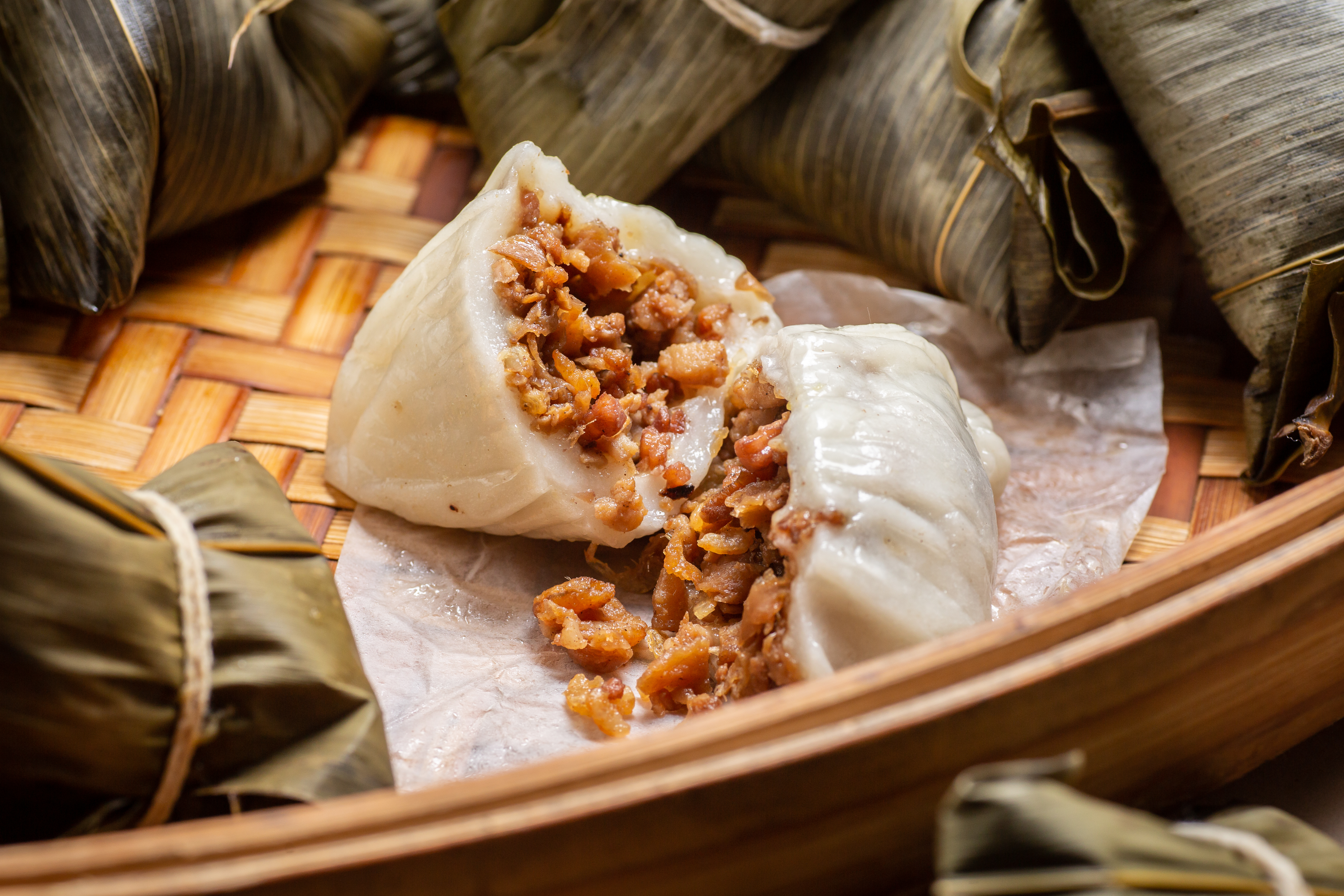 「客家粿粽」裡有魷魚、肉絲、菜脯和乾蝦仁，香脆又Q。（40元／顆）