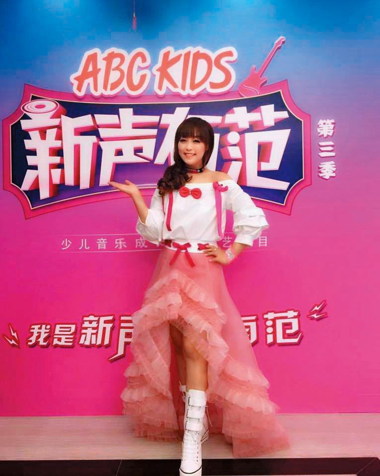 雖然小蜜桃姐姐看似演藝事業重心移往對岸,不過她已經轉換跑道經商,還透過網路深造、取得碩士學位。(翻攝自小蜜桃姐姐臉書)