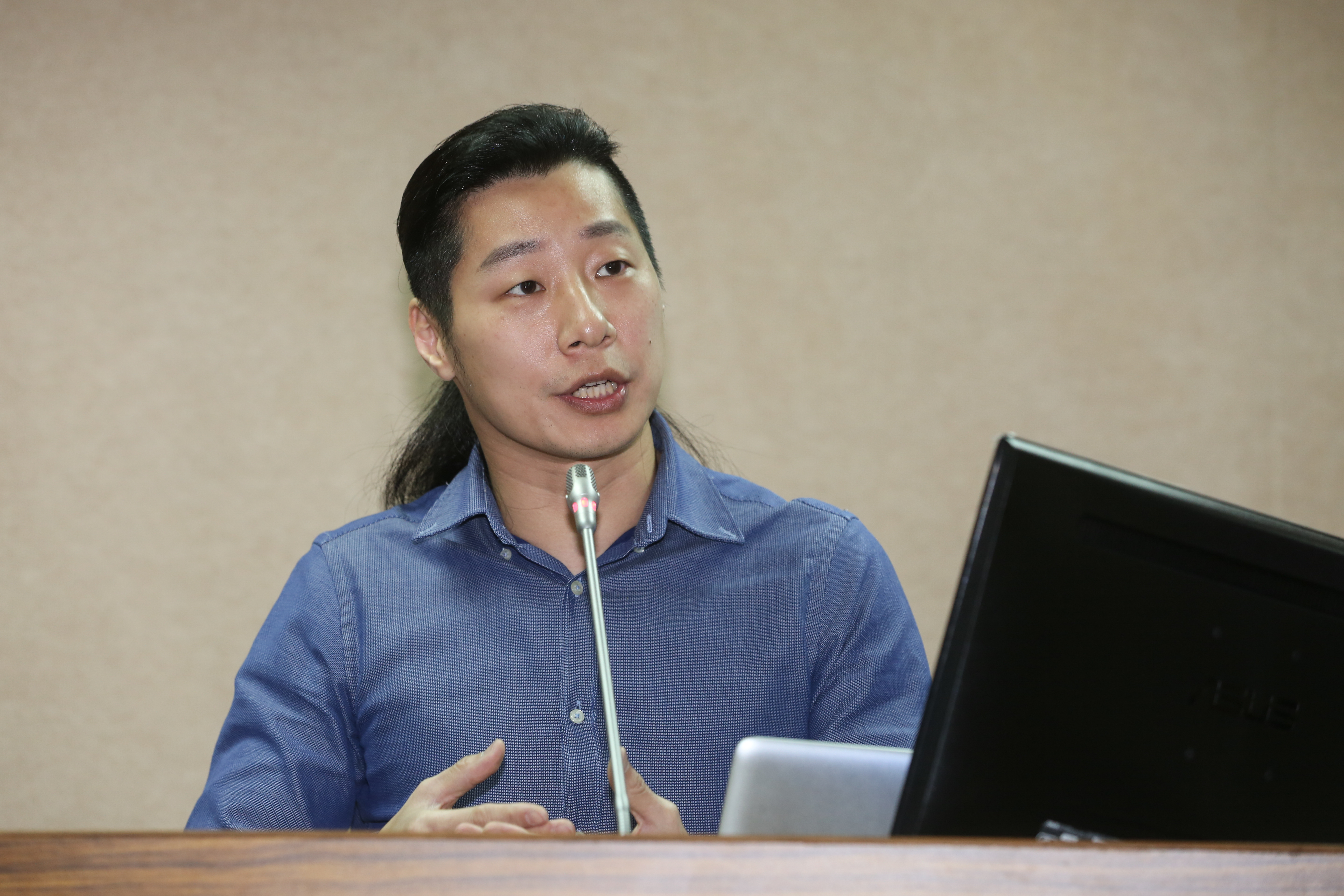 富士康前國際行政總裁程天縱稱12跳是精神重症，林昶佐怒轟其汙名化精神疾病。