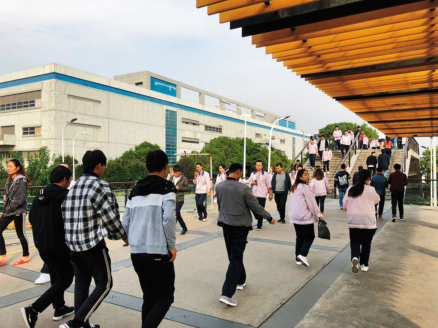 和碩是蘋果iPhone主力代工廠，在大陸華東的生產基地，旺季時招工超過20萬人。（讀者提供）